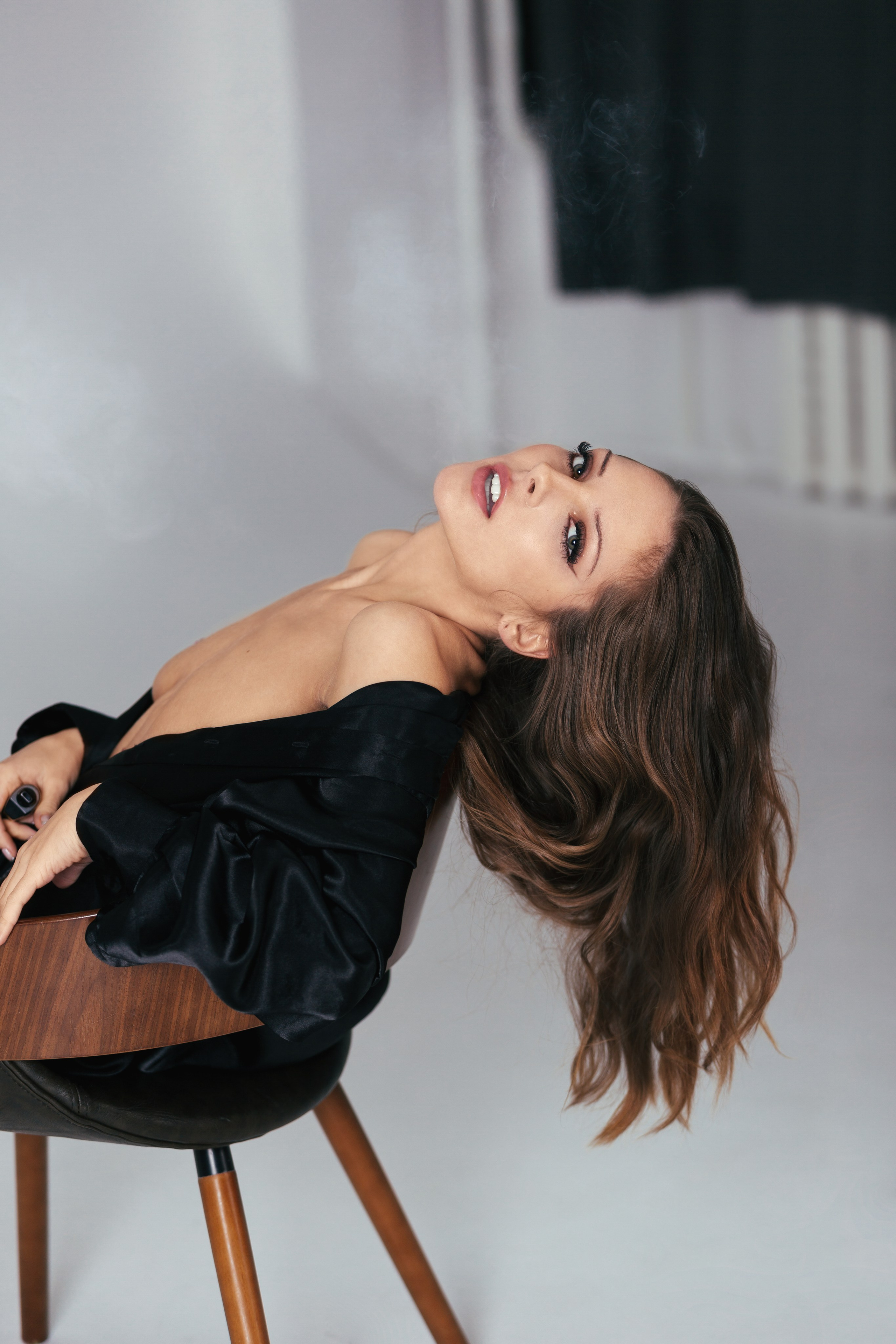 Фотосессия с энергией и женственностью — динамичный женский портрет