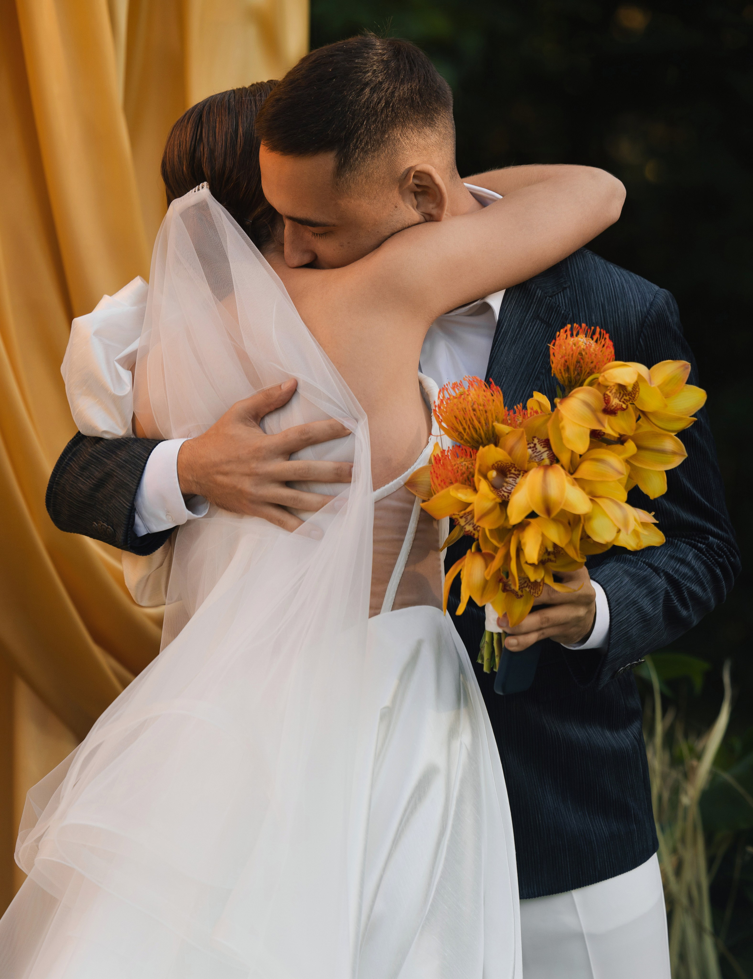 В ЛУЧАХ ЗАКАТА НА БЕРЕГУ МОРСКОМ