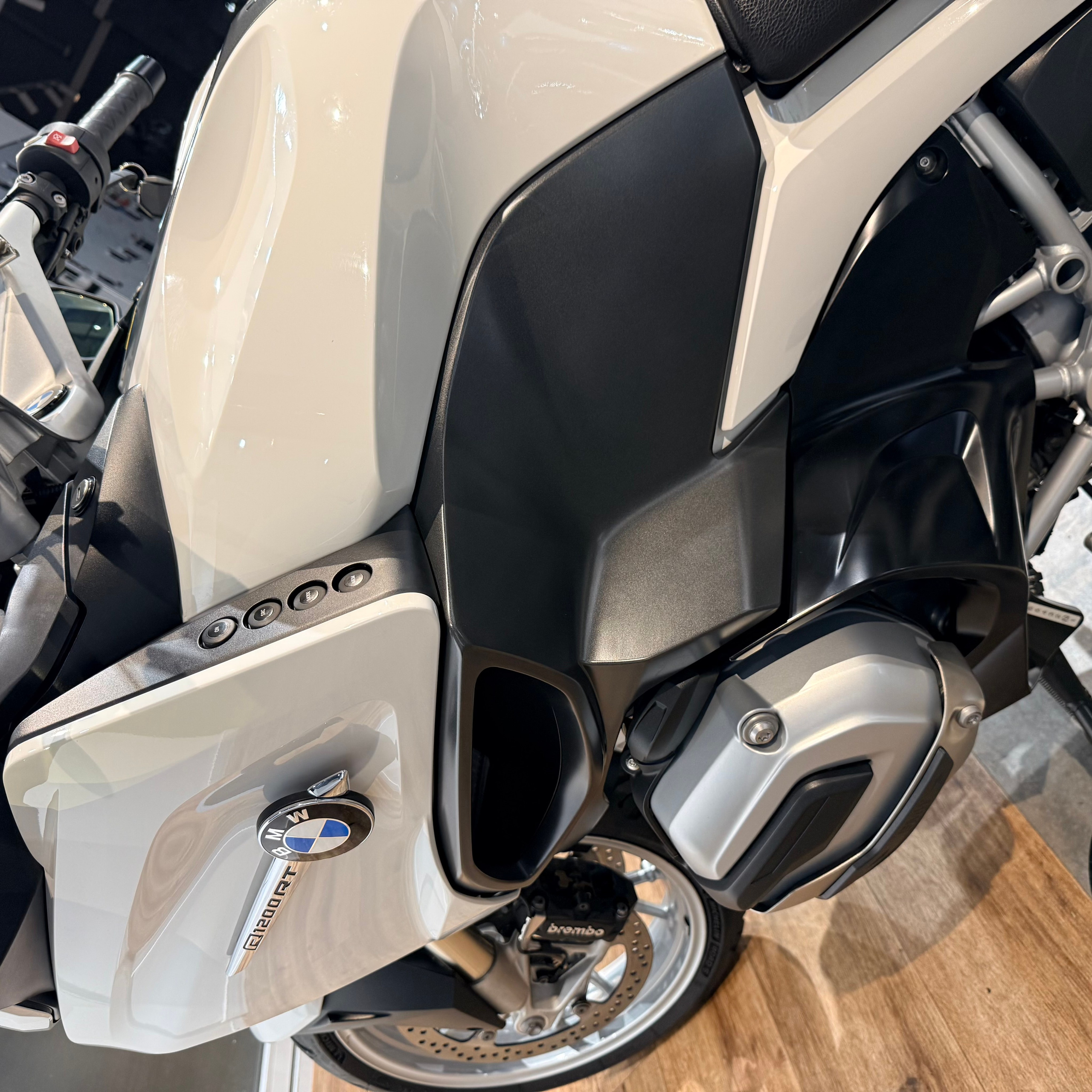 2015 BMW R1200RT Alpine White (VIN WB10*5141). Hello Davidson, Москва. Только хорошие мотоциклы…