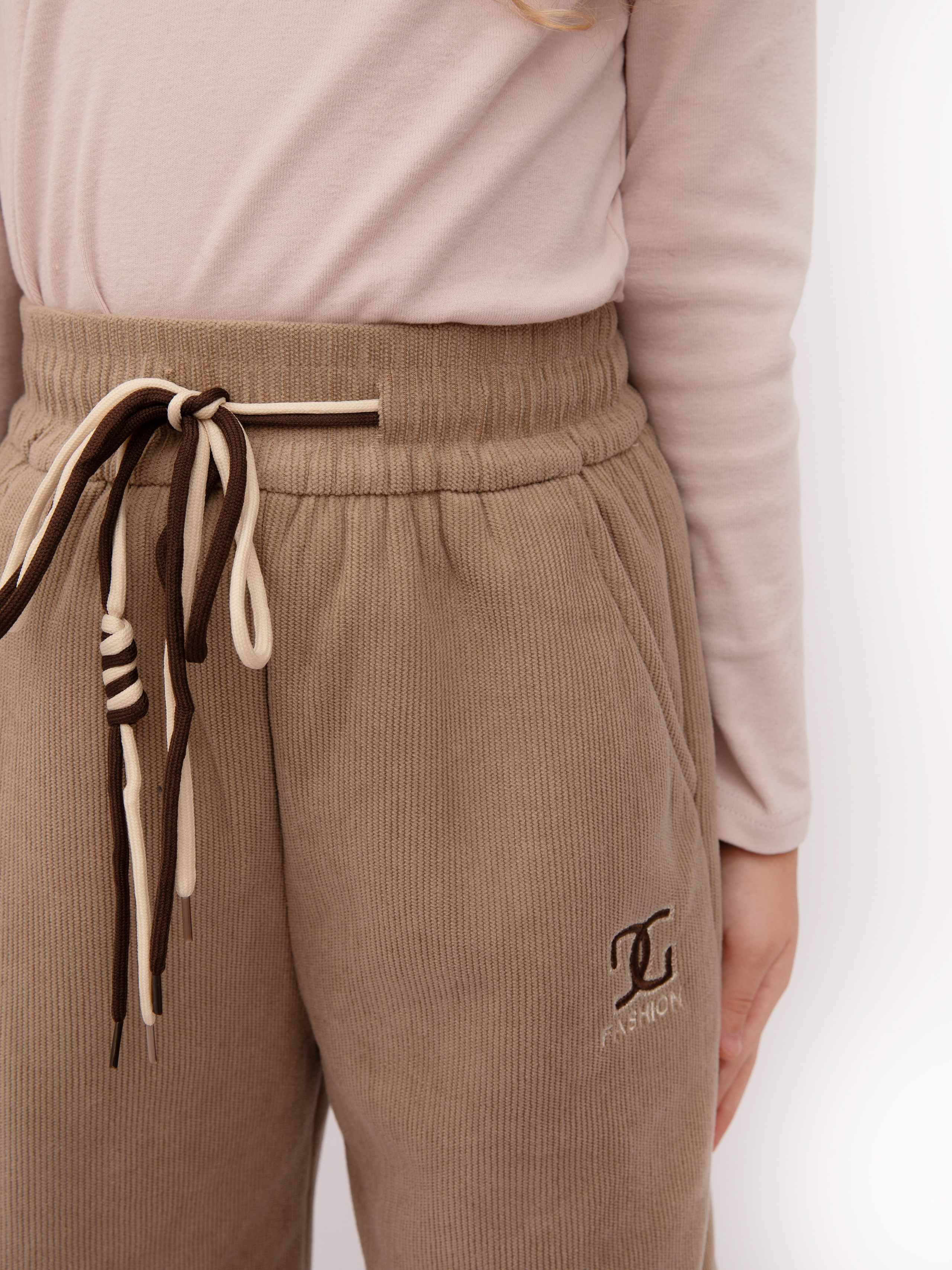 Детские брюки. Фотостудия предметной и модельной съёмки для маркетплейсов