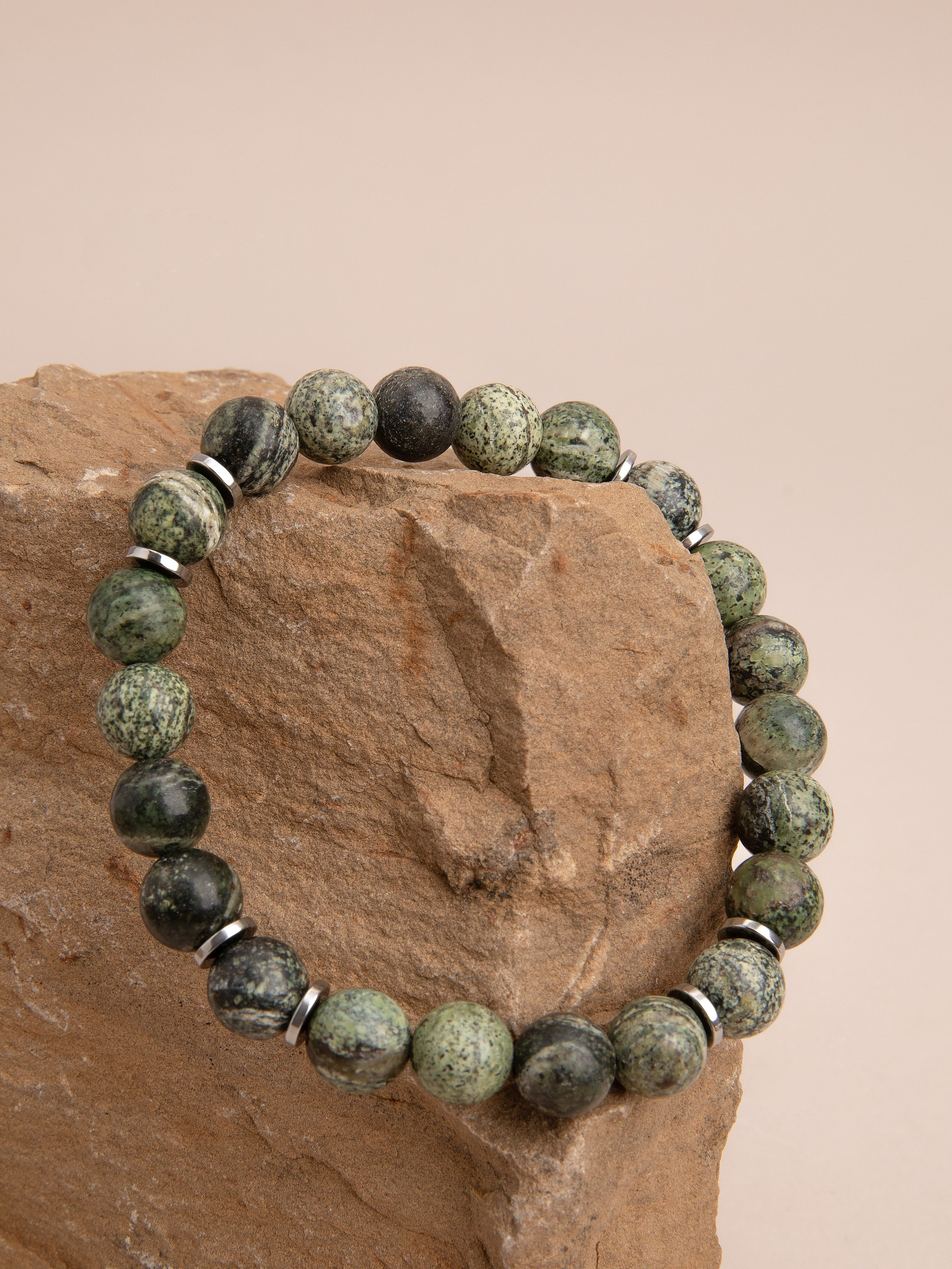 Браслеты ручной работы. Фотостудия предметной и модельной съёмки для маркетплейсов