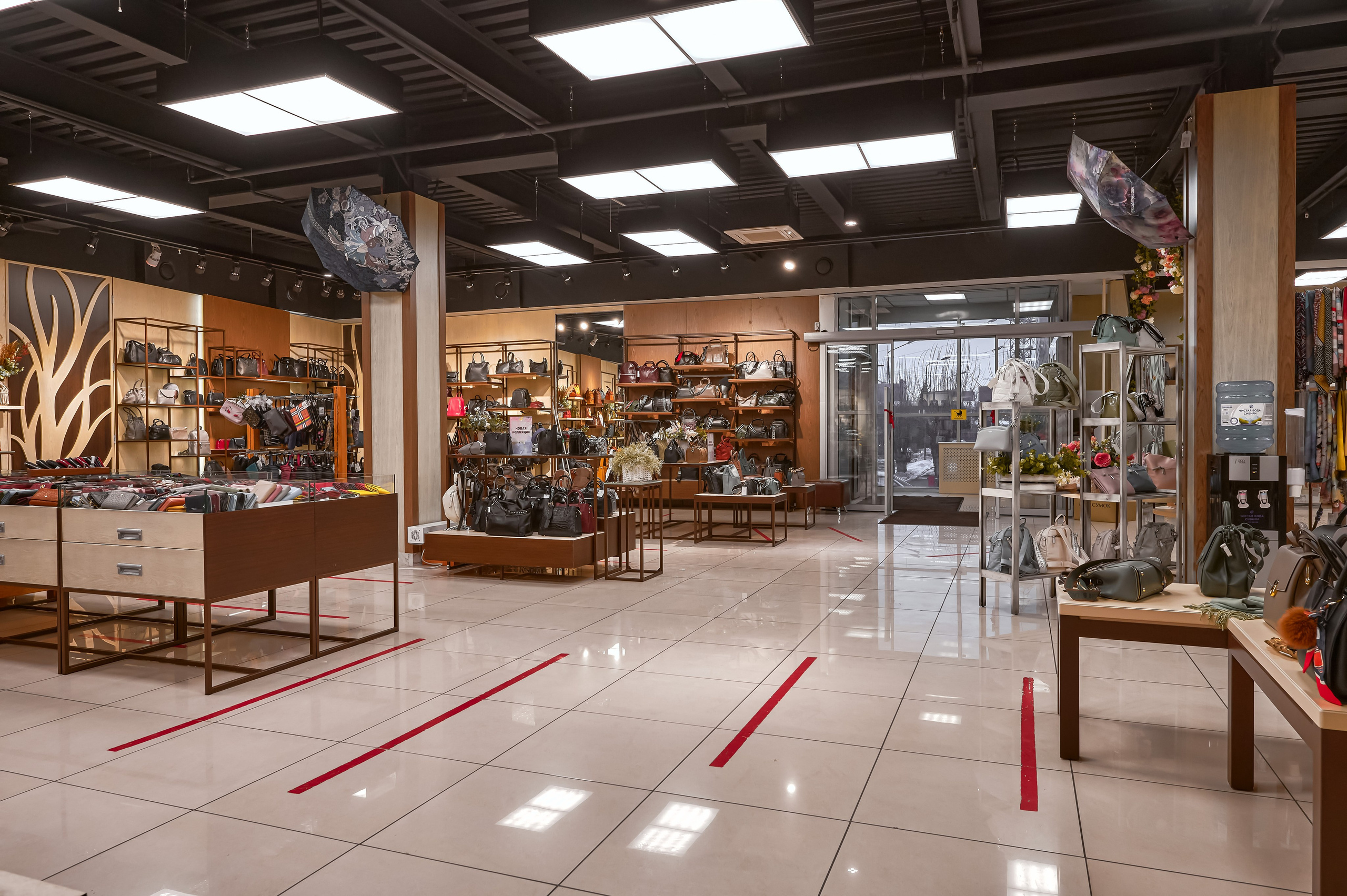 Портфолио по интерьерной и экстерьерной фотосъёмки: Мир сумок — Левый берег. Фотограф Яковлев Роман — Красноярск