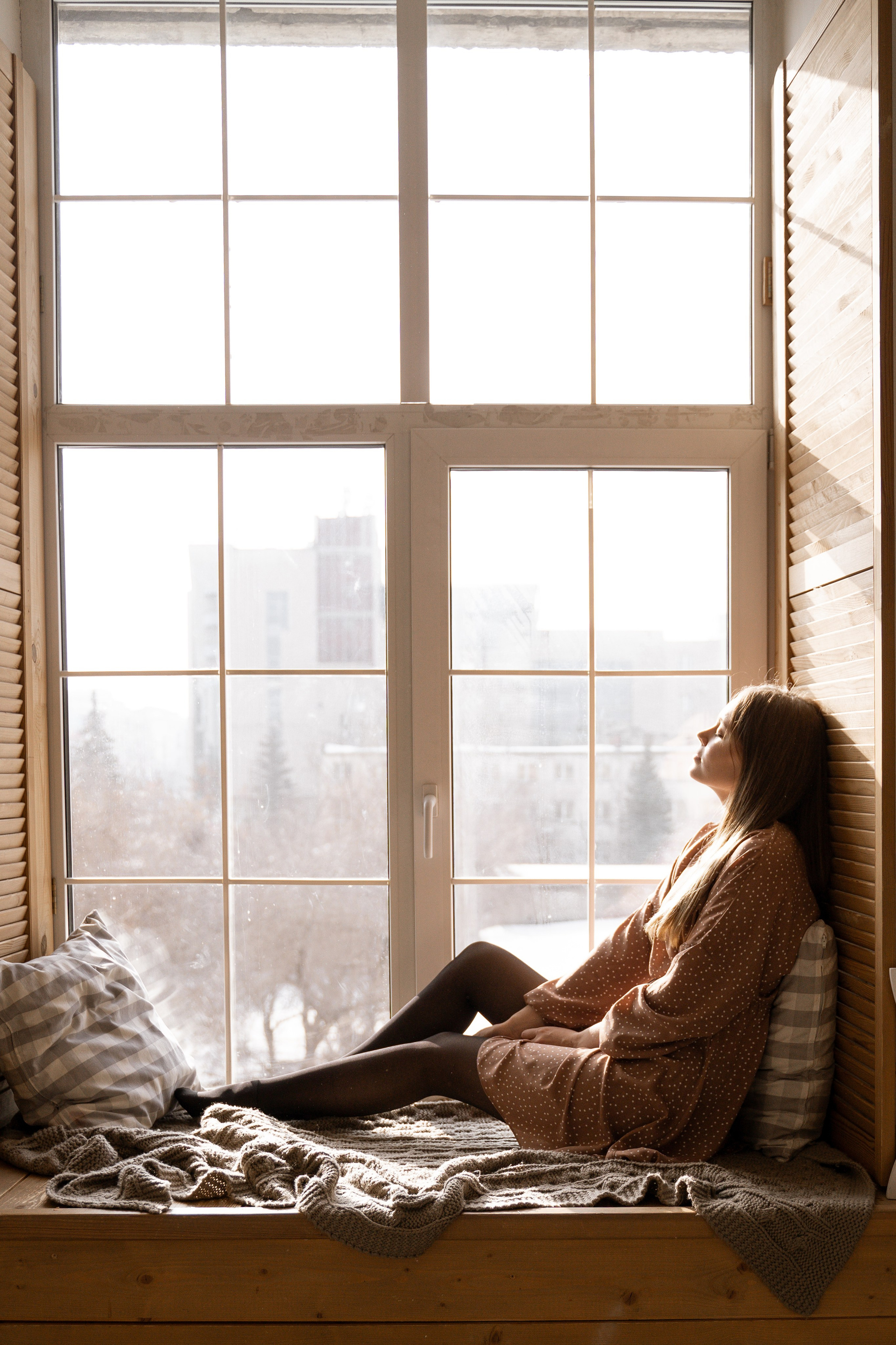 Девушка на окне