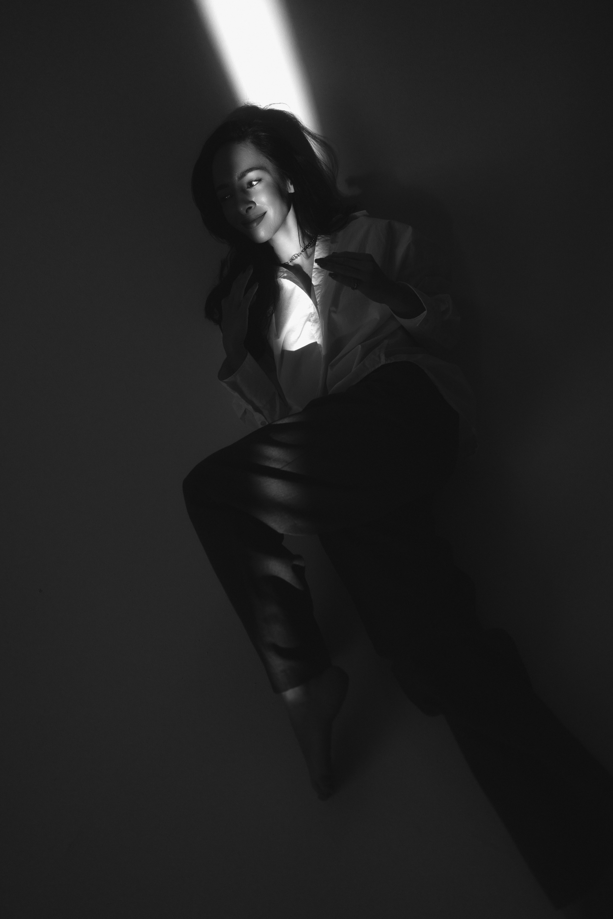 Женская портретная чб фотосессия в студии на циклораме в Казани