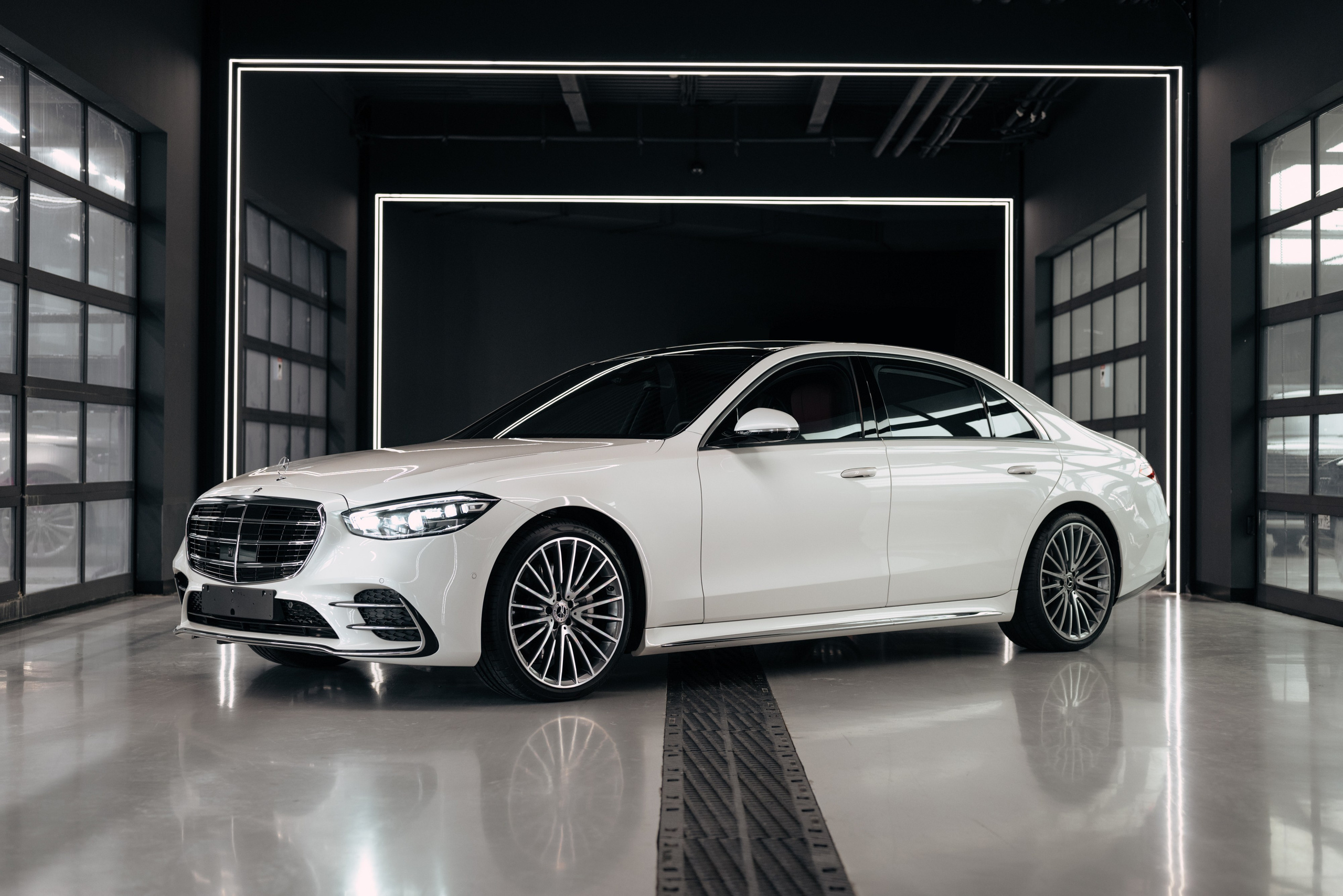 Mercedes 223 white on red. DeLorein