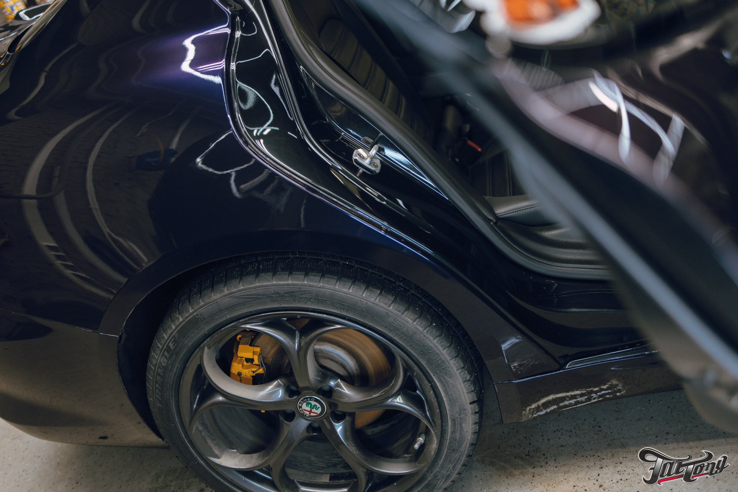 Alfa Romeo Giulia ремни безопасности с принтом и оклейка проемов. DeLorein