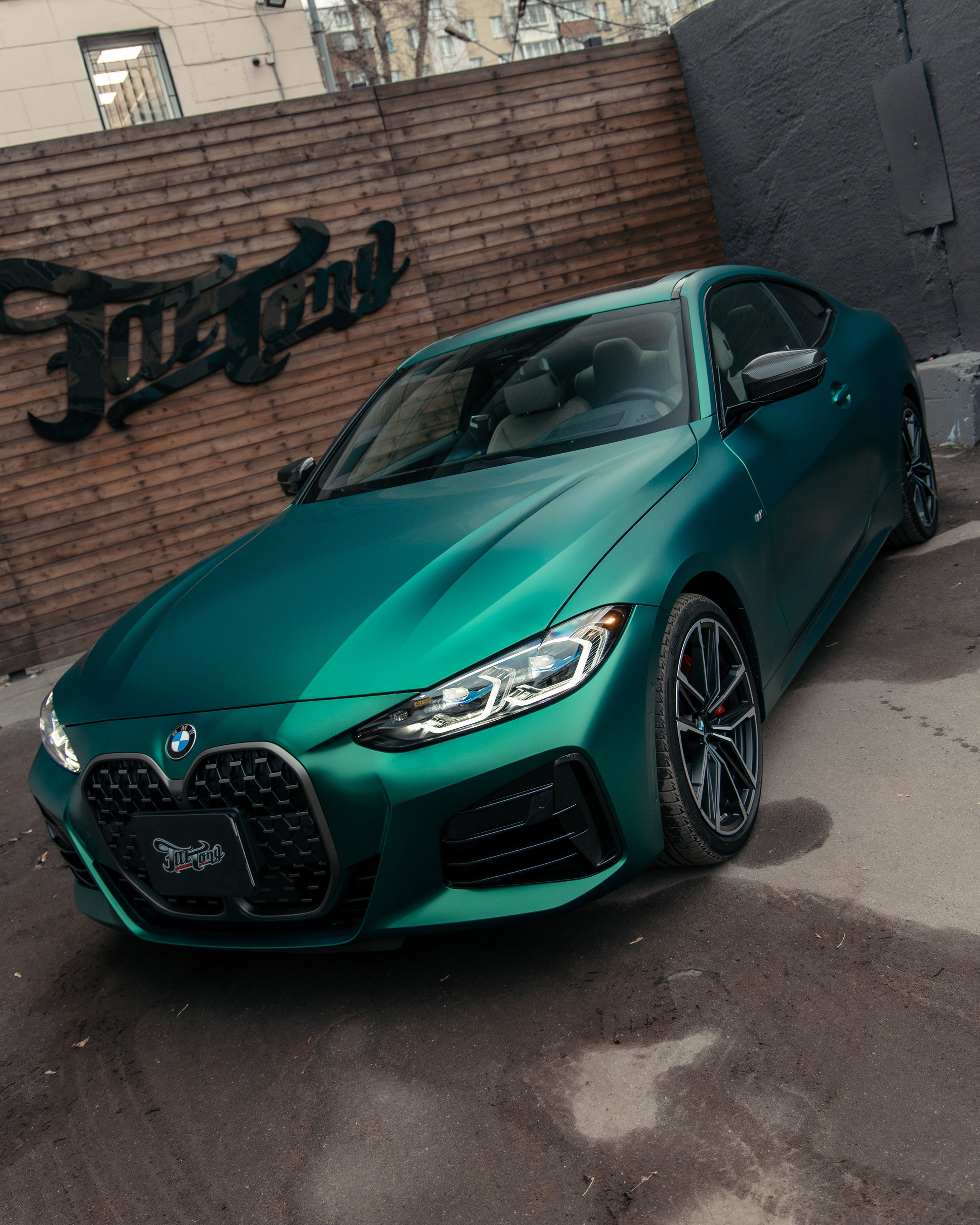 BMW 440i оклейка в цветной полиуретан Wematec matt green chrome с проемами. DeLorein