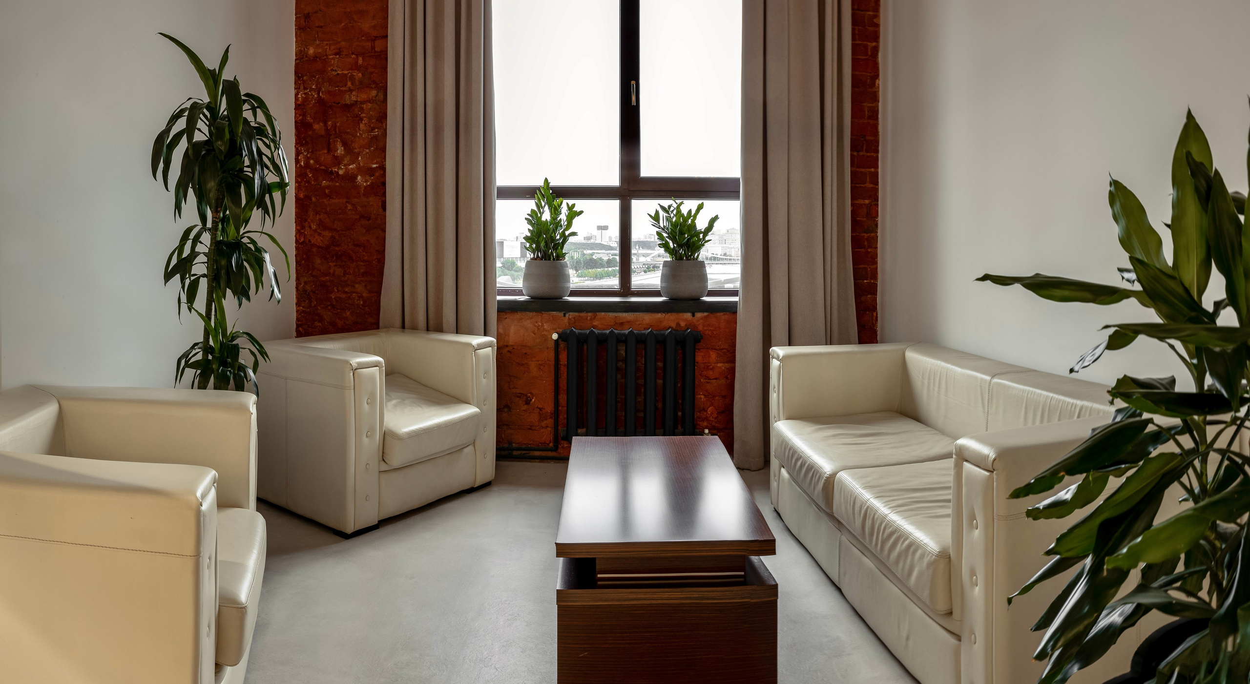 Офис кинопродакшена «StarMedia». Лисенкова Алиса — Фотограф, видеомейкер. Москва