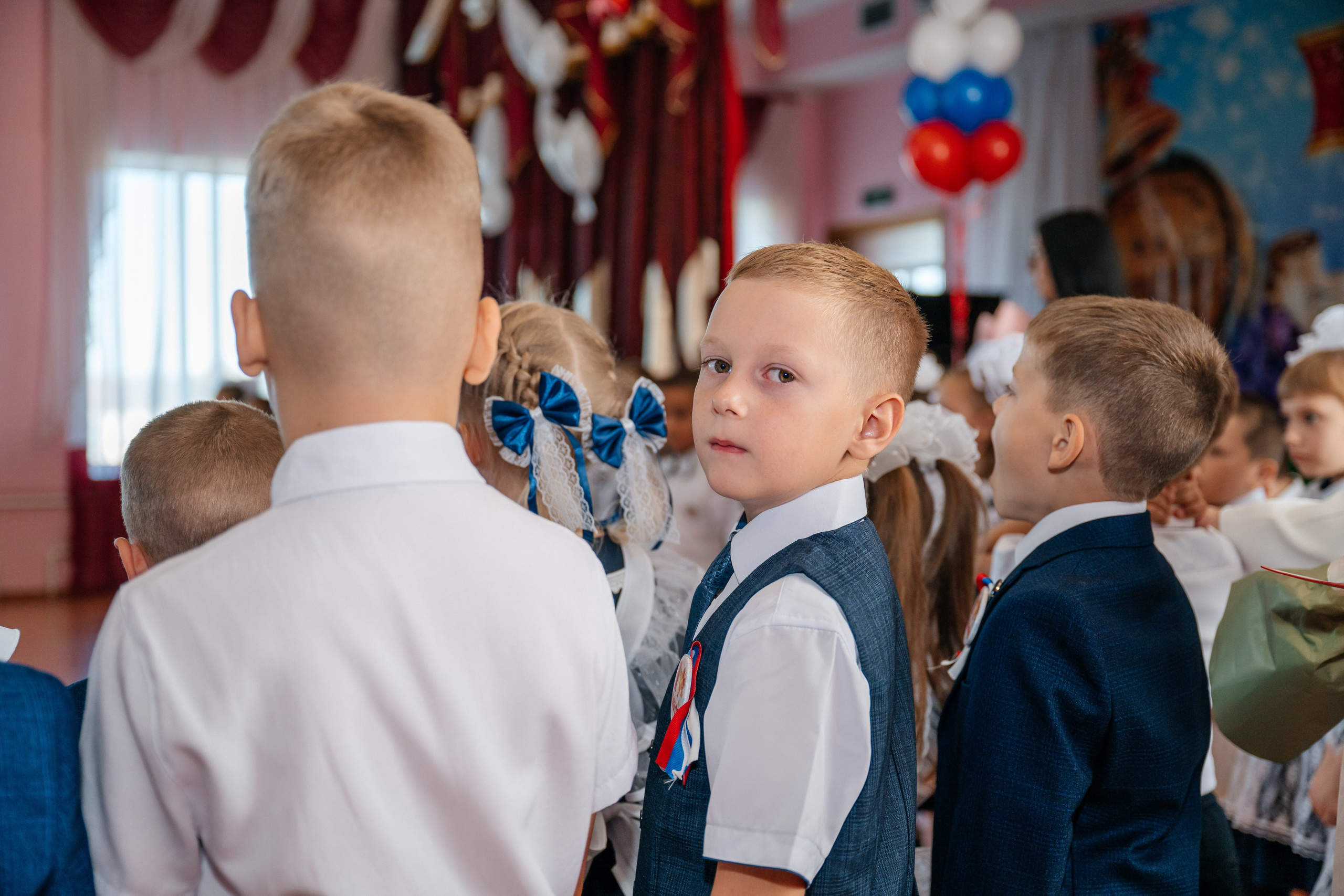 День первоклассника. Школьный фотограф в Валуйках. Фотосессии для выпускников и изготовление выпускных альбомов в городе Валуйки и в Белгородской области