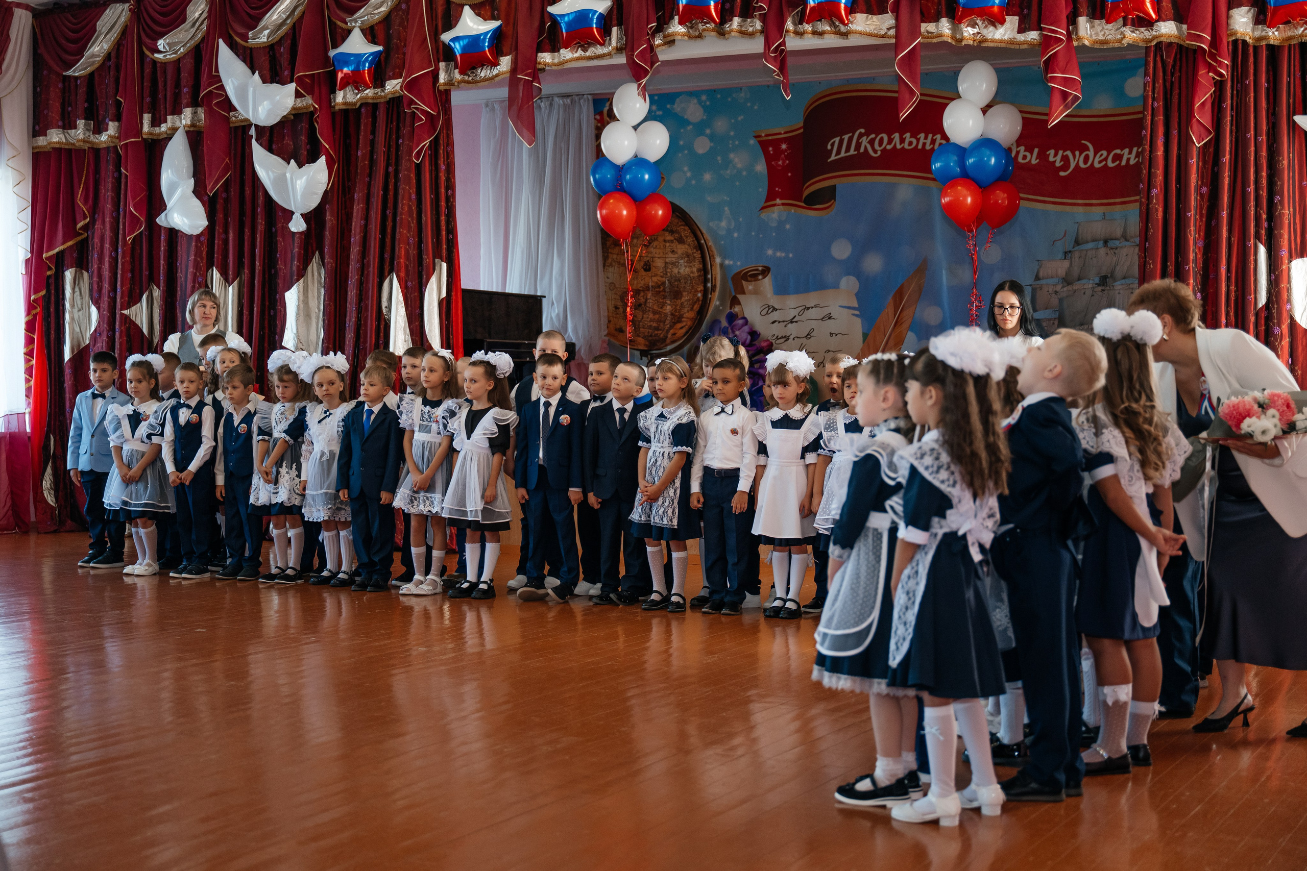 День первоклассника. Школьный фотограф в Валуйках. Фотосессии для выпускников и изготовление выпускных альбомов в городе Валуйки и в Белгородской области