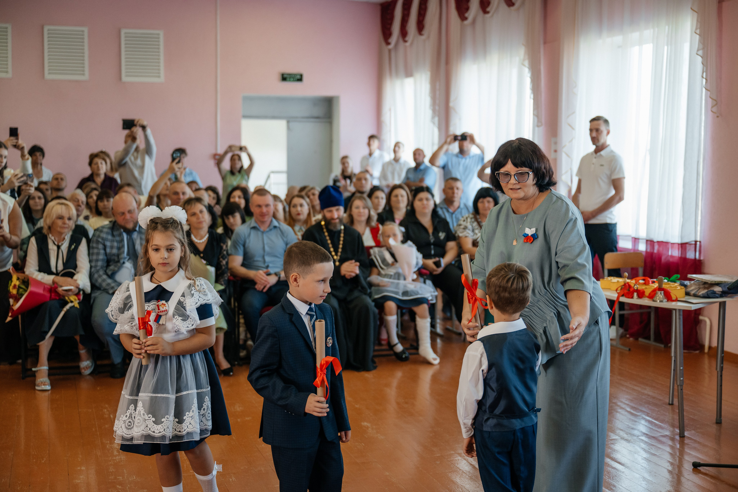 День первоклассника. Школьный фотограф в Валуйках. Фотосессии для выпускников и изготовление выпускных альбомов в городе Валуйки и в Белгородской области
