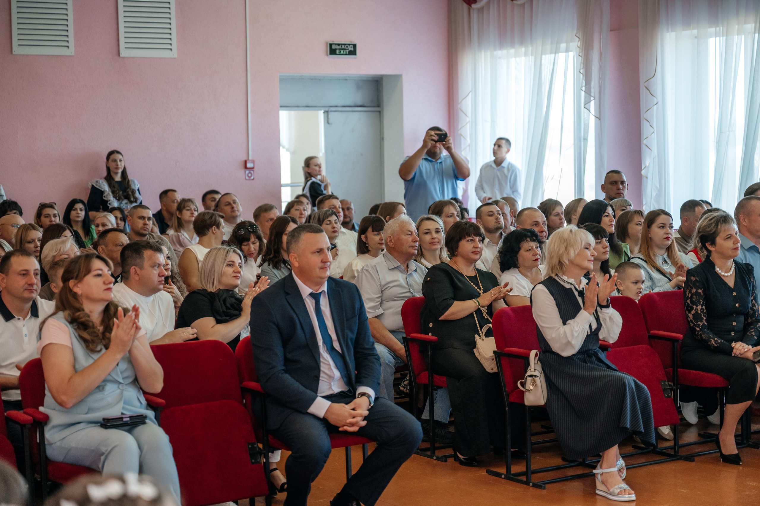 День первоклассника. Школьный фотограф в Валуйках. Фотосессии для выпускников и изготовление выпускных альбомов в городе Валуйки и в Белгородской области