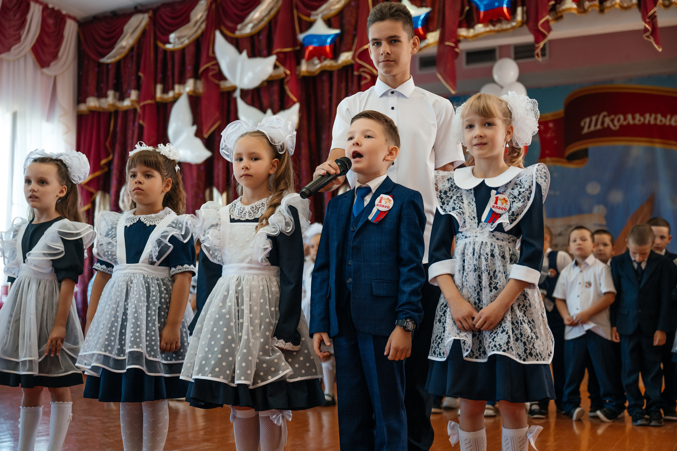 День первоклассника. Школьный фотограф в Валуйках. Фотосессии для выпускников и изготовление выпускных альбомов в городе Валуйки и в Белгородской области