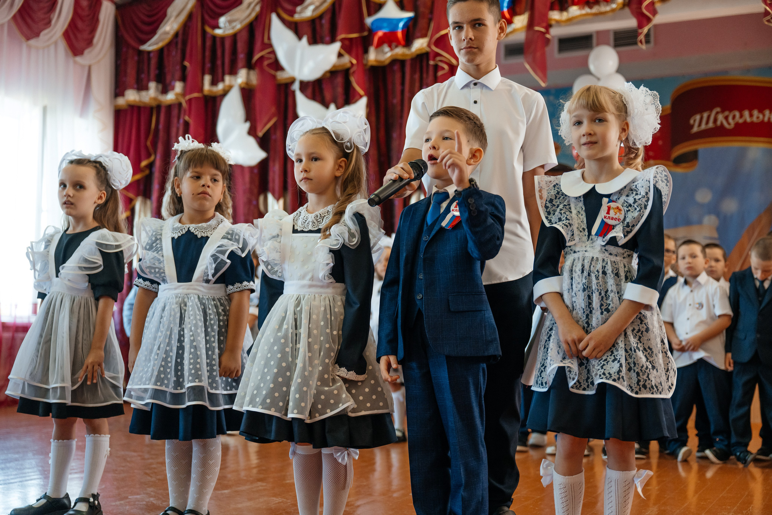 День первоклассника. Школьный фотограф в Валуйках. Фотосессии для выпускников и изготовление выпускных альбомов в городе Валуйки и в Белгородской области