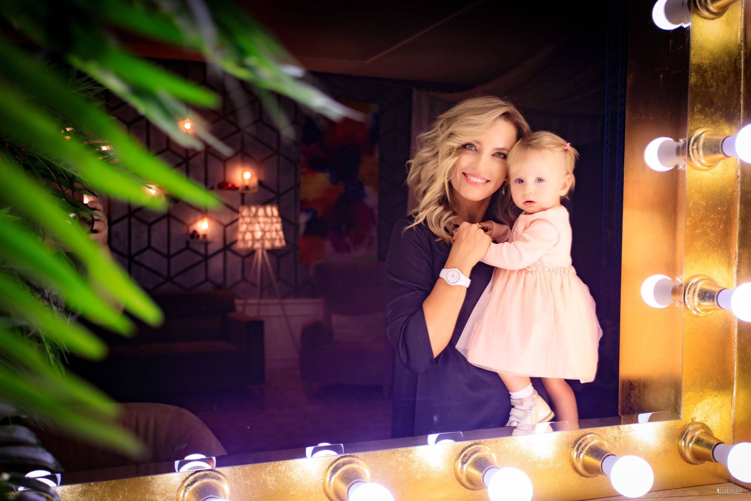 Семейная фотосессия: мама с детьми | Портфолио Fotogen. Интерьерная фотостудия FOTOGEN г. Краснодар