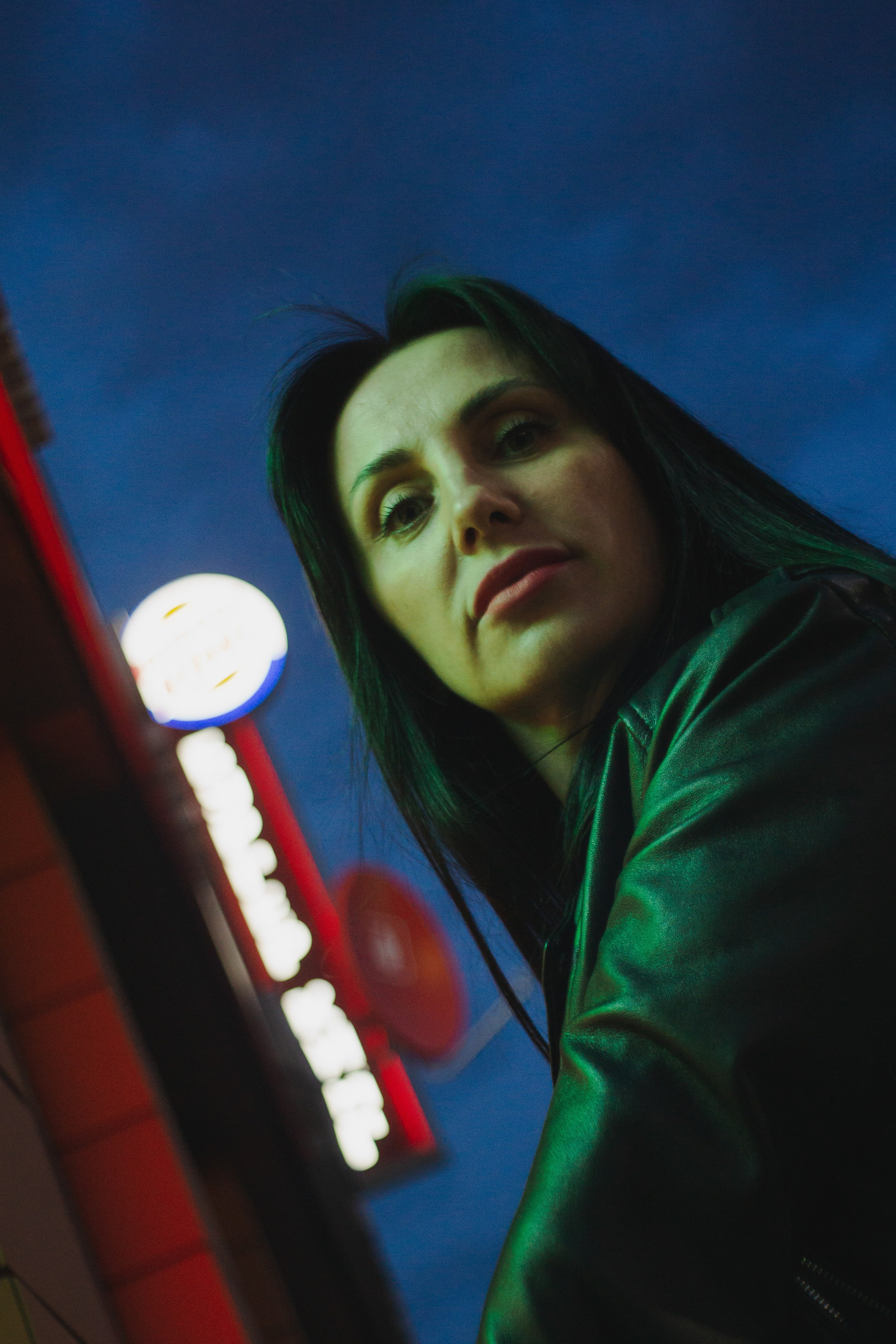 Женский портрет в неоновом свете. 