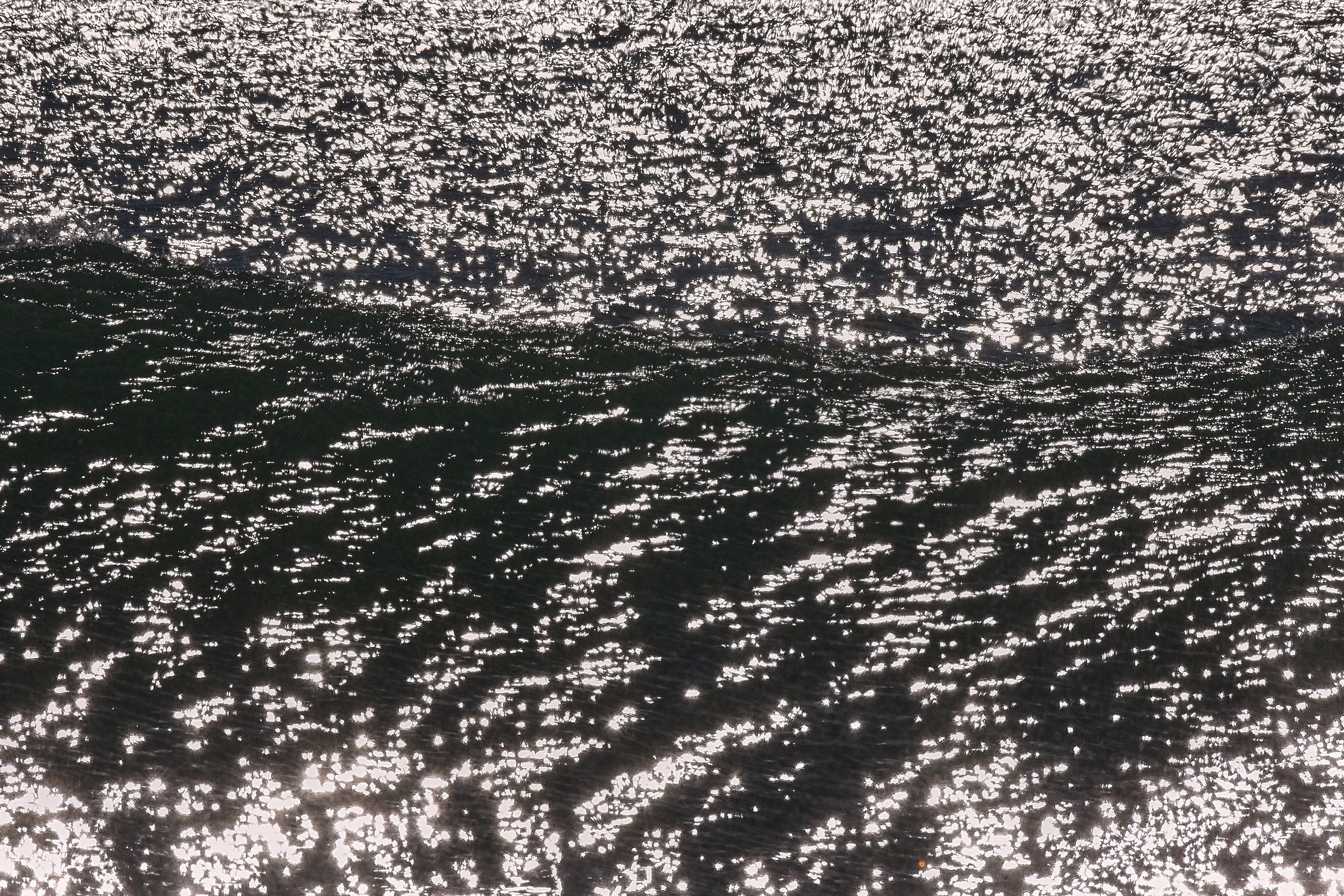 поверхность моря с бликами солнечного света