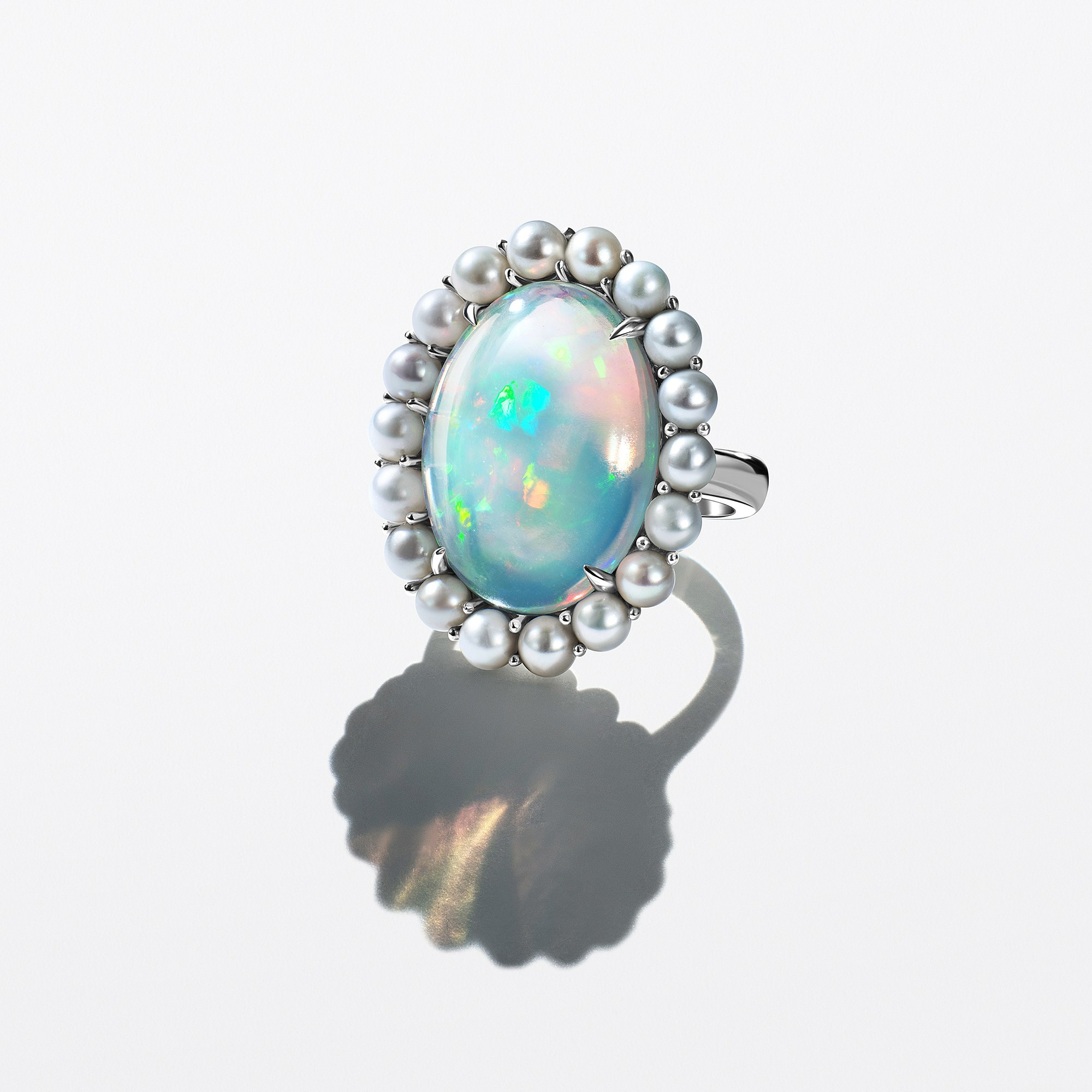 Ювелирное изделие на белом фоне с корректной цветопередачей  - опал