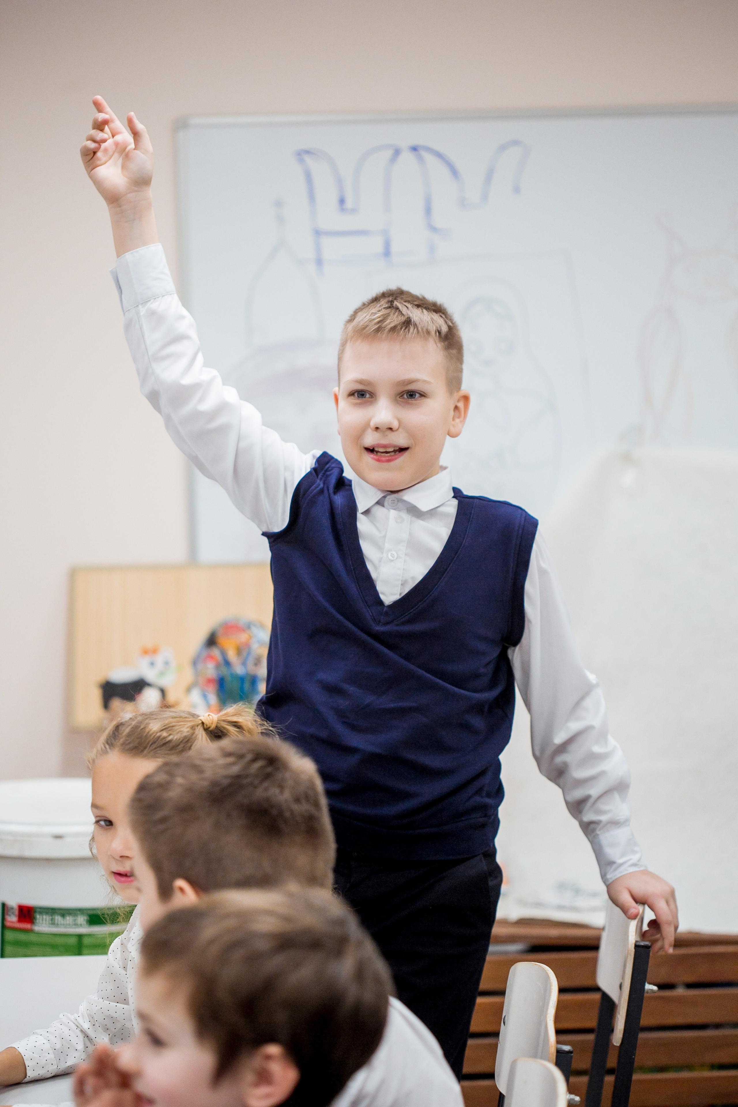 Школьники делают поделки к Новому году. Репортажный фотограф Борис Геер