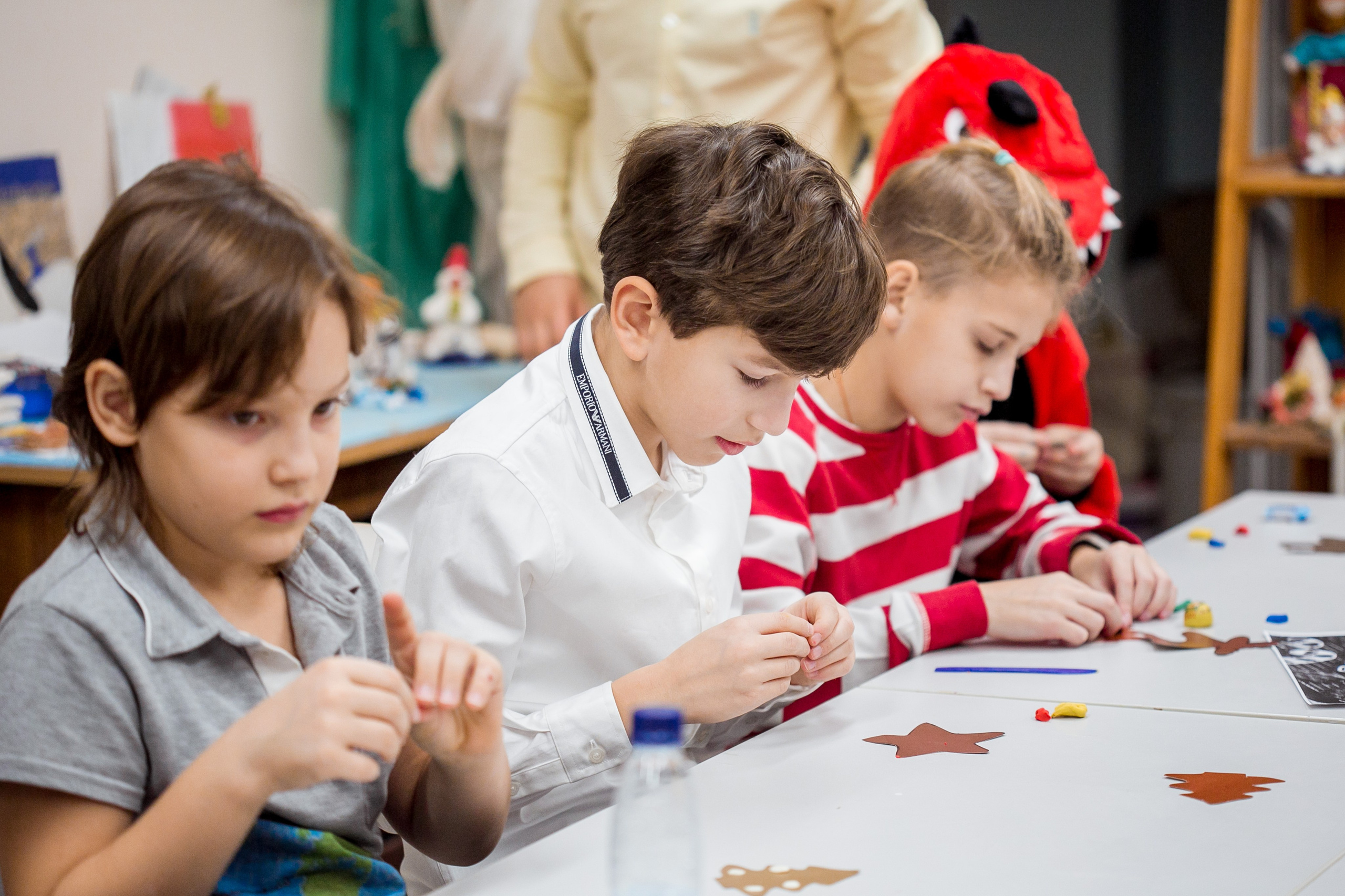Школьники делают поделки к Новому году. Репортажный фотограф Борис Геер