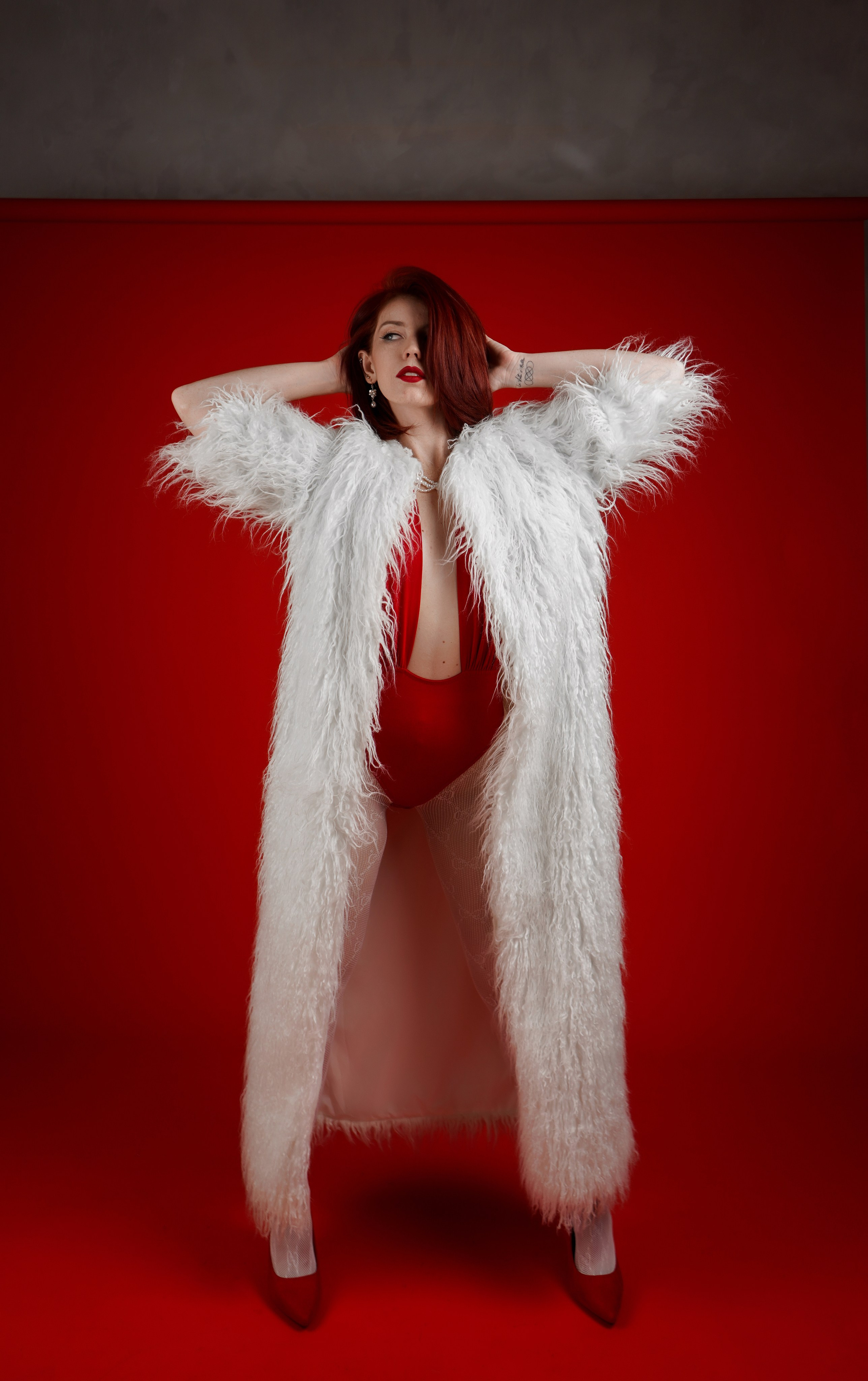 Фотосессия на красном фото в студии Котта. Фотограф Ростов-на-Дону. Свадебный фотограф в Ростове-на-Дону. Таинство Крещения и Венчания, семейные фотосессии. Алёна Чёботова