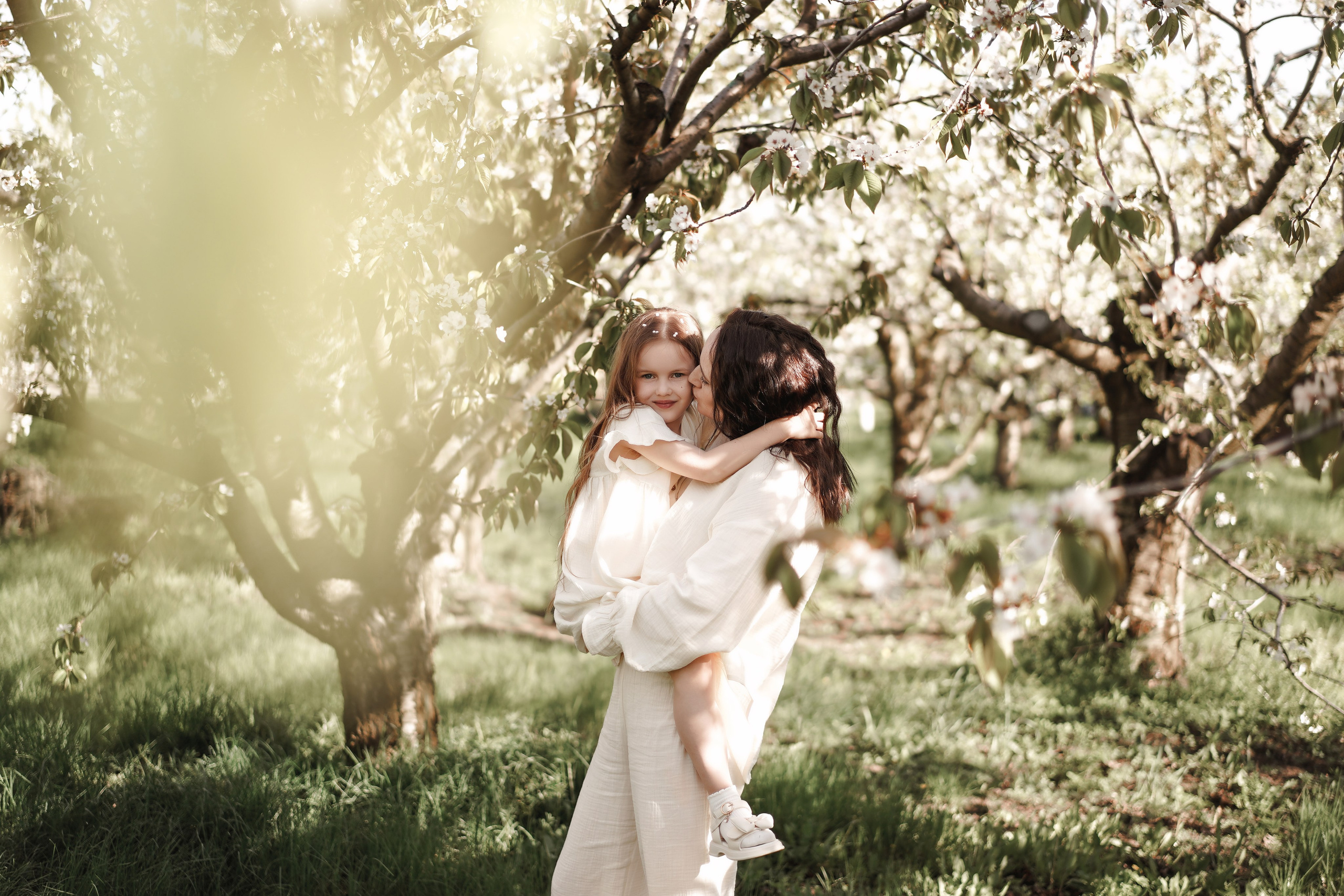Семейная фотосессия на цветущих садах. Свадебный фотограф в Ростове-на-Дону. Таинство Крещения и Венчания, семейные фотосессии. Алёна Чёботова