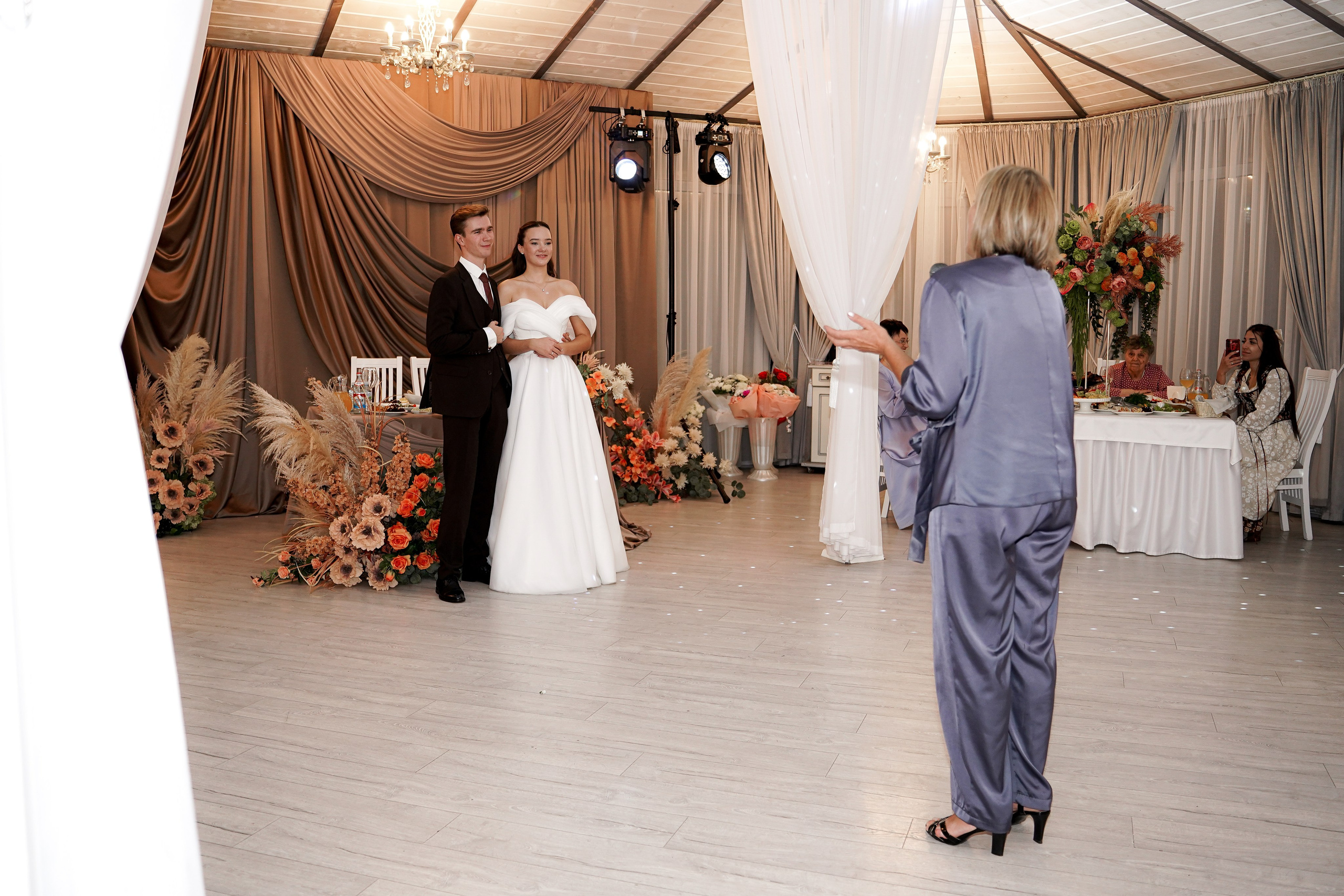 Свадебный банкет в беседке. Свадебный фотограф в Ростове-на-Дону. Таинство Крещения и Венчания, семейные фотосессии. Алёна Чёботова
