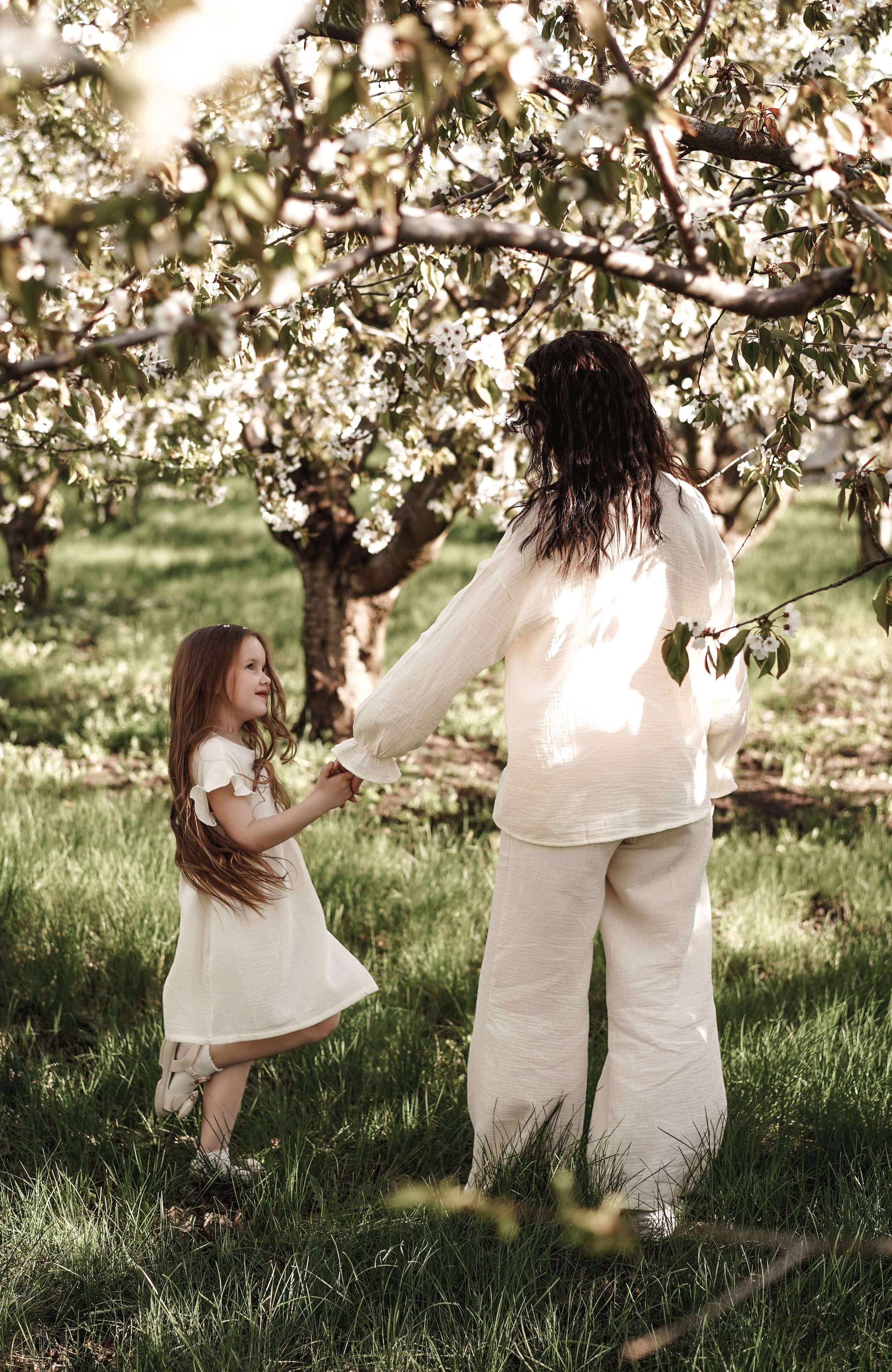 Семейная фотосессия на цветущих садах. Свадебный фотограф в Ростове-на-Дону. Таинство Крещения и Венчания, семейные фотосессии. Алёна Чёботова
