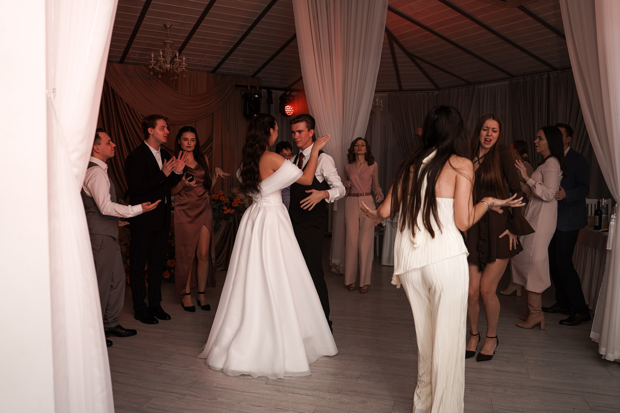 Свадебный банкет в беседке. Свадебный фотограф в Ростове-на-Дону. Таинство Крещения и Венчания, семейные фотосессии. Алёна Чёботова