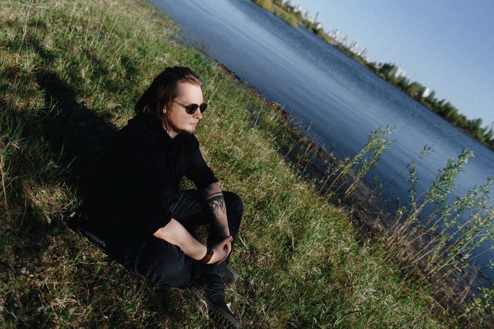 Мужской образ в черном, съемка у озера