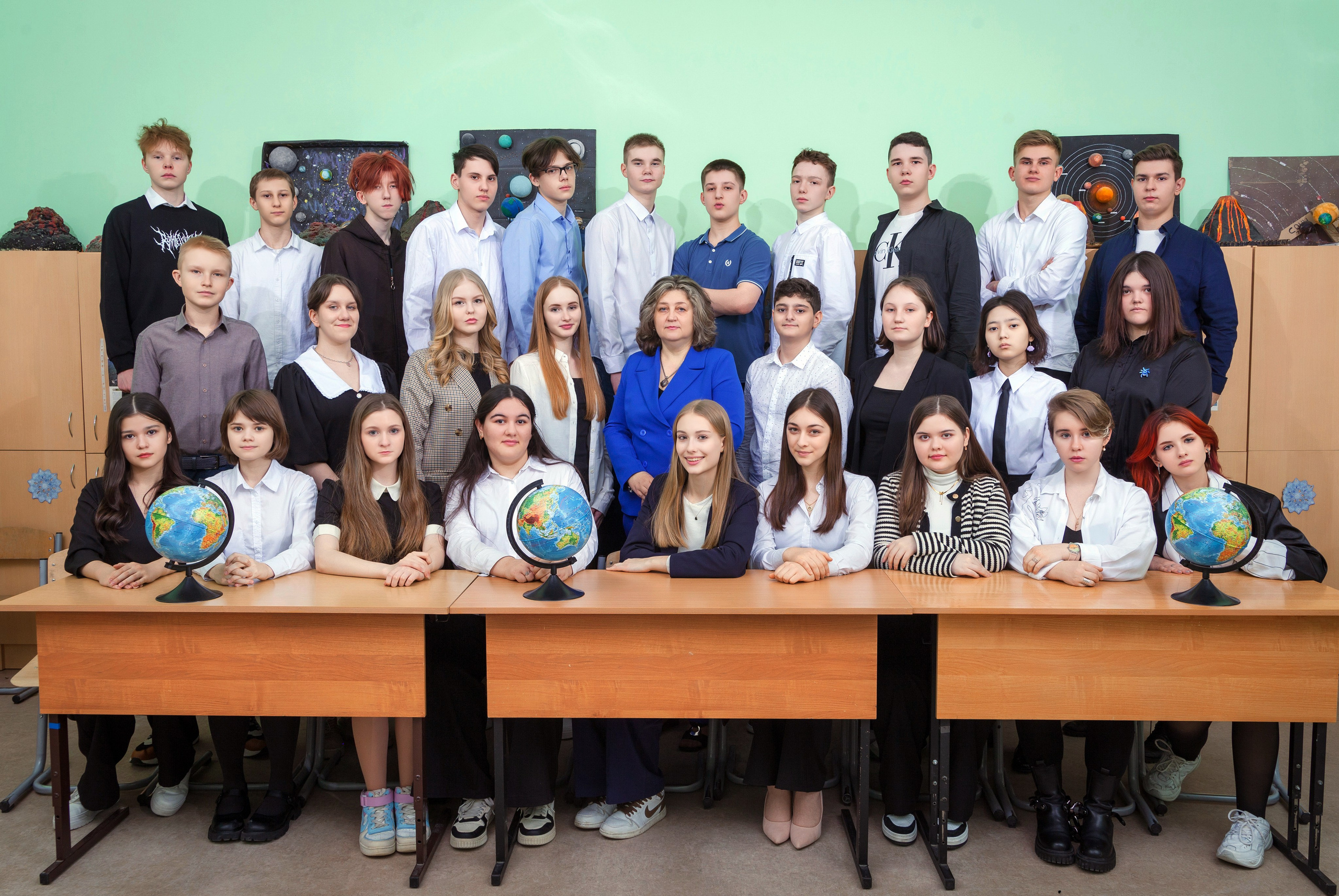 Общая фотография 9 класса снятая  в классном кабинете школы