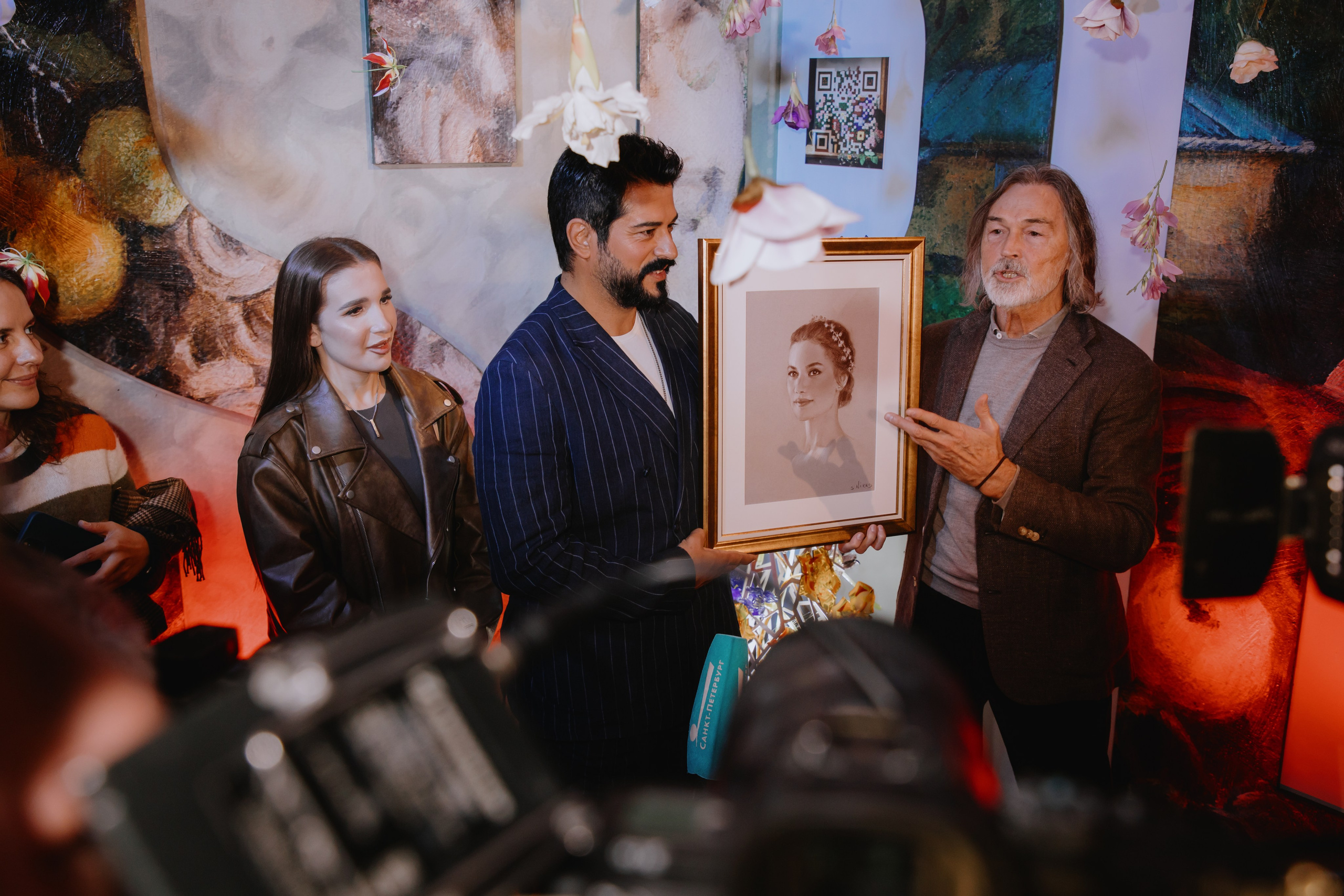 Бурак Озчивит посетил выставку Никаса Сафронова. Фотограф в Москве и Санкт-Петербурге Дарина