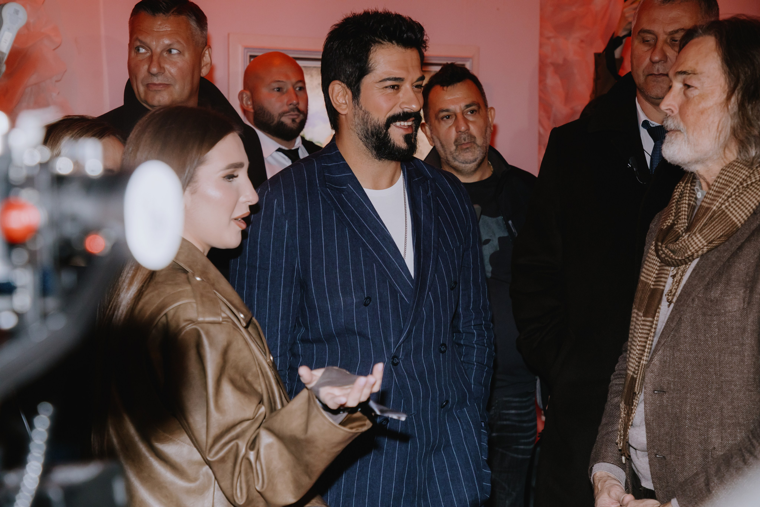 Бурак Озчивит посетил выставку Никаса Сафронова. Фотограф в Москве и Санкт-Петербурге Дарина