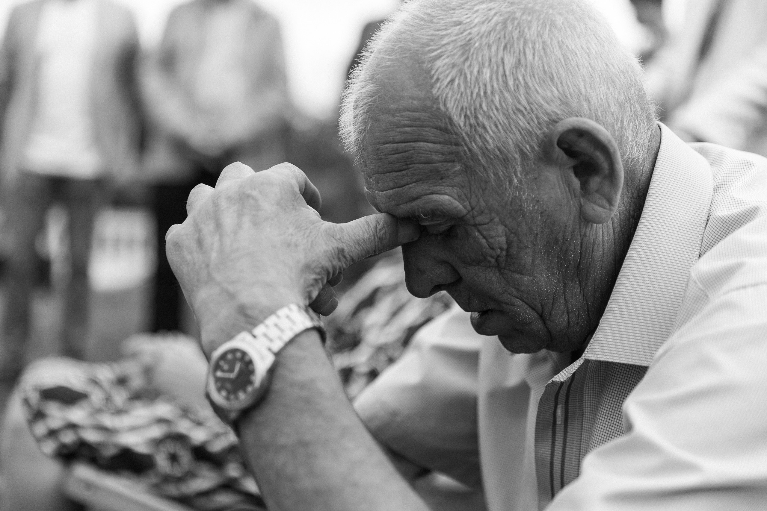 HOLDING_OUT_OF_THE_HERO. Wedding photographer in Europe