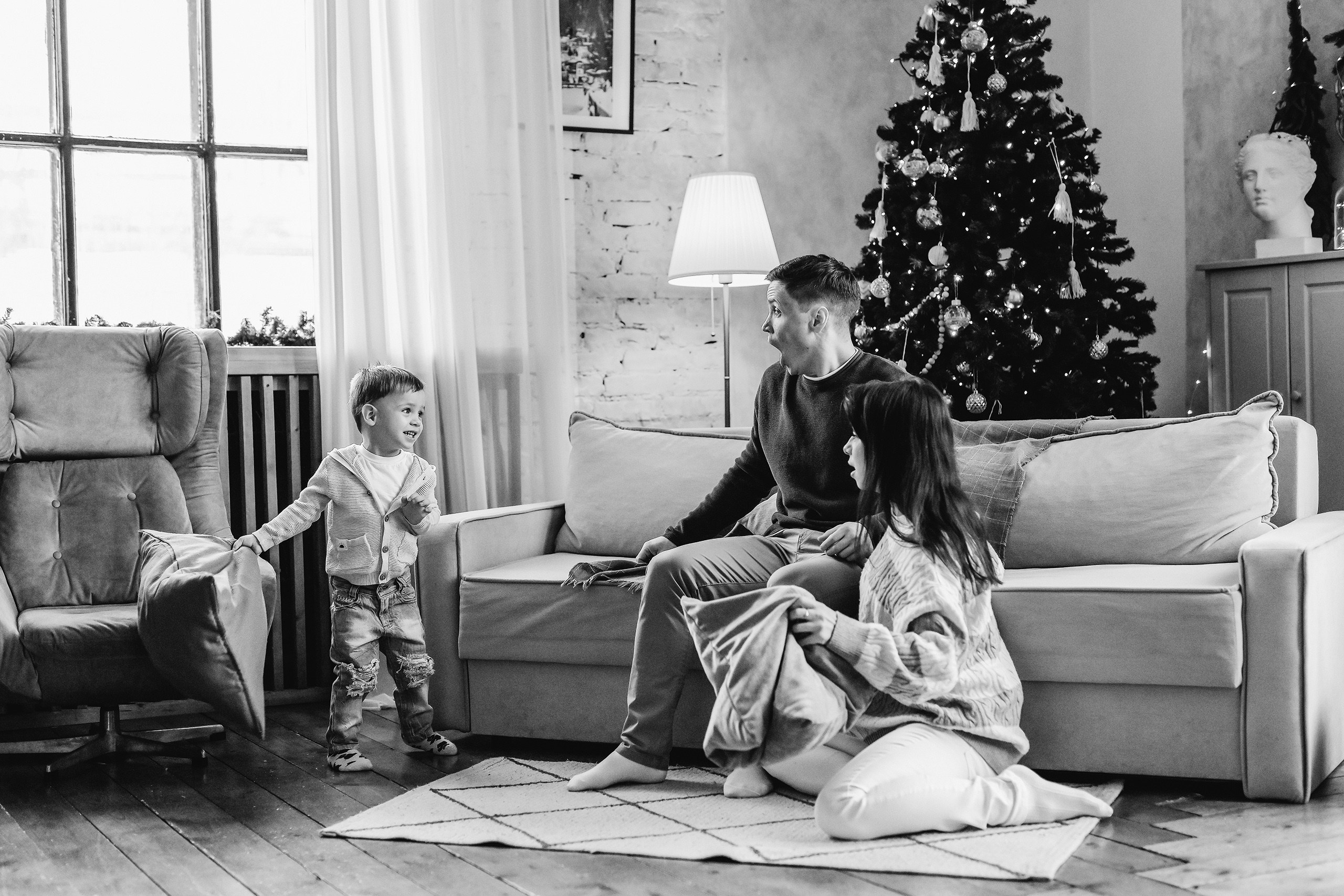 Новогодняя семейная фотосессия: уютные фото у ёлки в студии в Красноярске. 📸 Свадебный и семейный фотограф в Красноярске Тихомиров Евгений | 17 лет опыта | 800+ свадеб