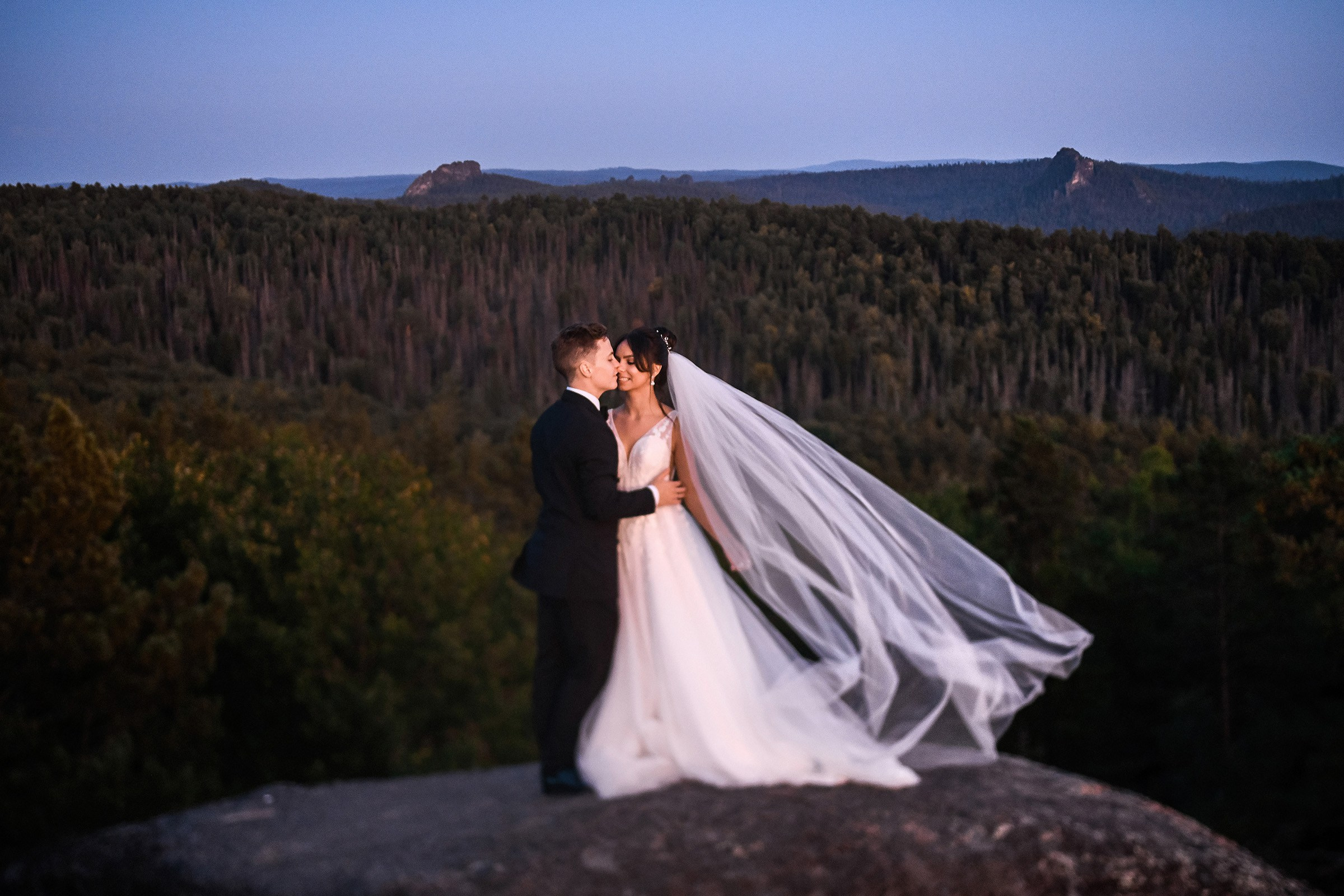 🌄 Демьян и Катя — свадьба в нацпарке "Столбы" | Веселый банкет и эпичные фото на скалах. 📸 Свадебный и семейный фотограф в Красноярске Тихомиров Евгений | 17 лет опыта | 800+ свадеб