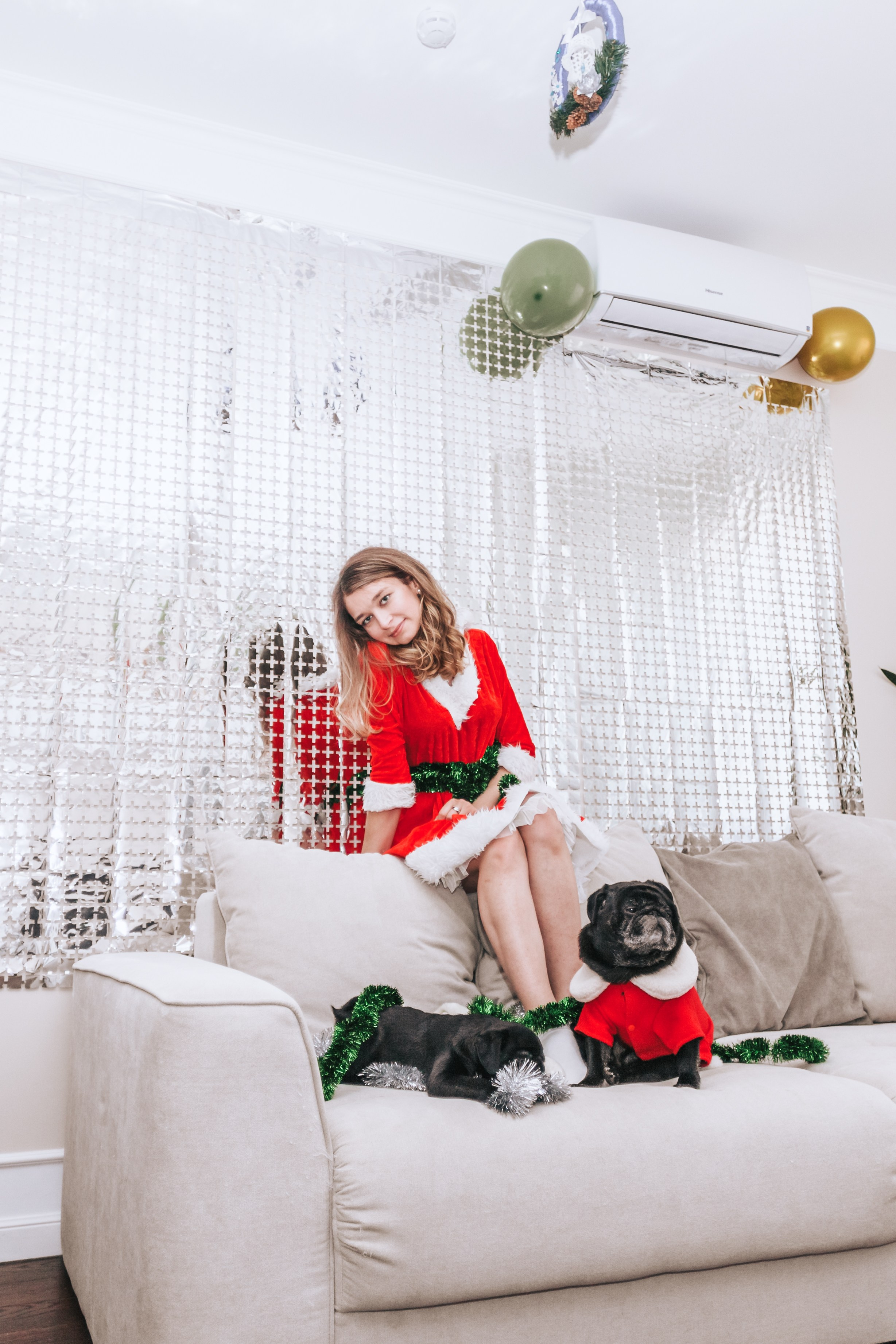 Домашняя фотосессия Оли и двух ее мопсов. Фотограф-анималист Татьяна Степанова