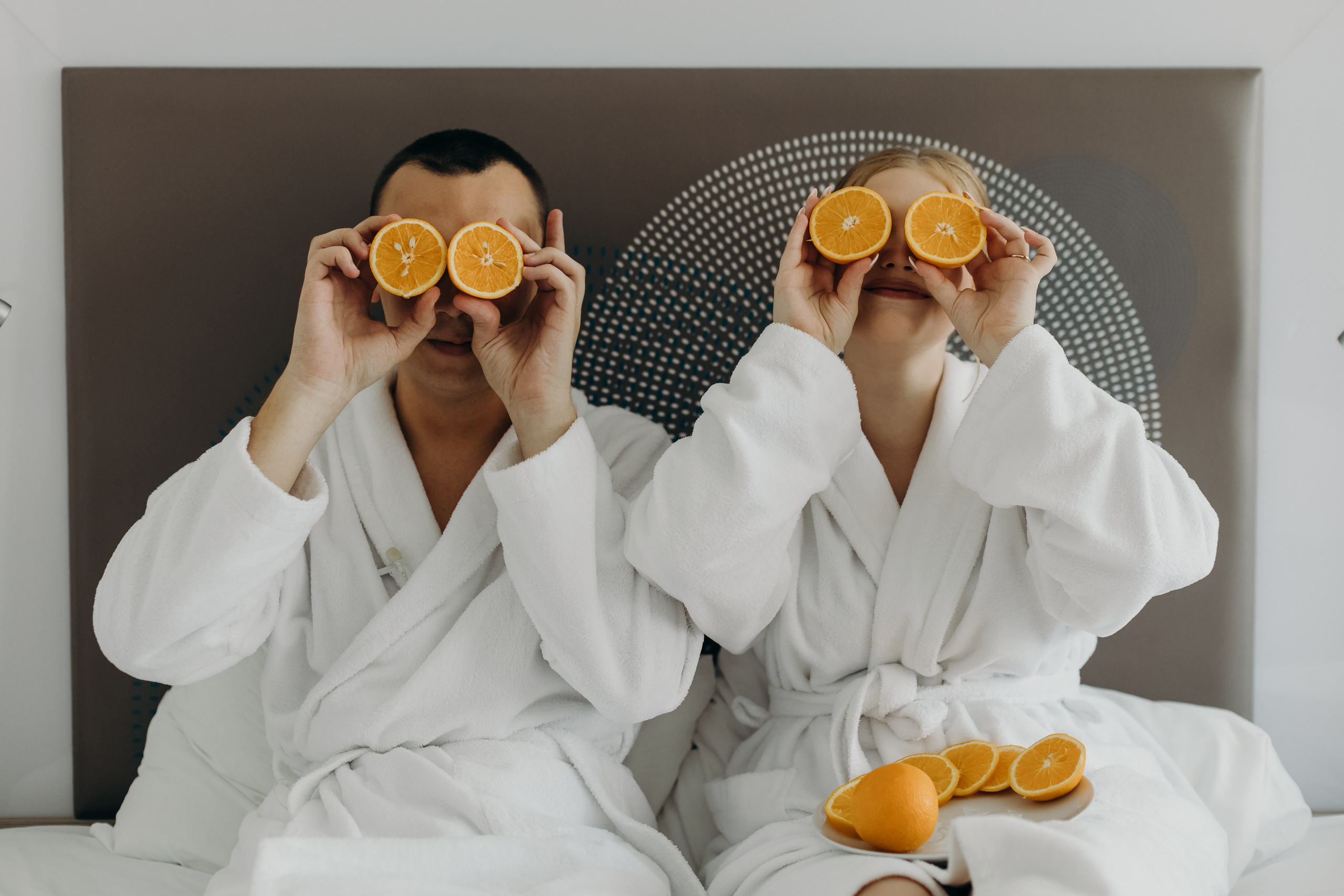 Жених и невеста в халатах в гостинице. Проведи классно свадебный день в Красноярске