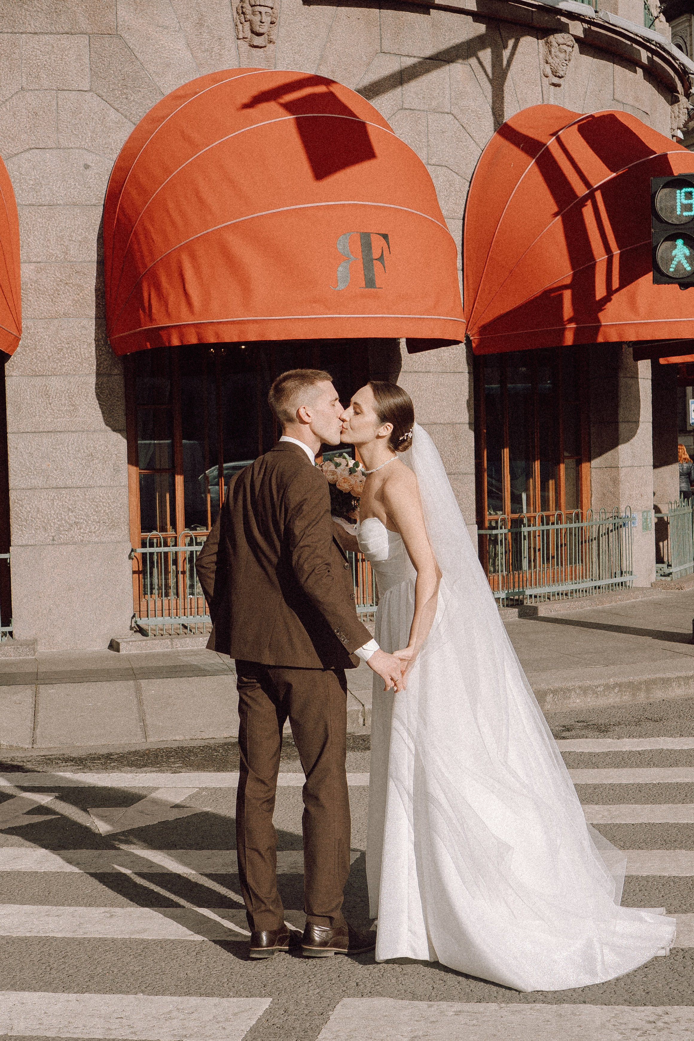 СВАДЕБНАЯ ПРОГУЛКА В САНТК-ПЕТЕРБУРГЕ (ИСАКИЕВСКИЙ СОБОР, ЗИМНЯЯ КАНАВКА, ЭРМИТАЖ И БОЛЬШАЯ МОРСКАЯ УЛИЦА). Профессиональный фотограф, Санкт-Петербург — Виктория Богомолова