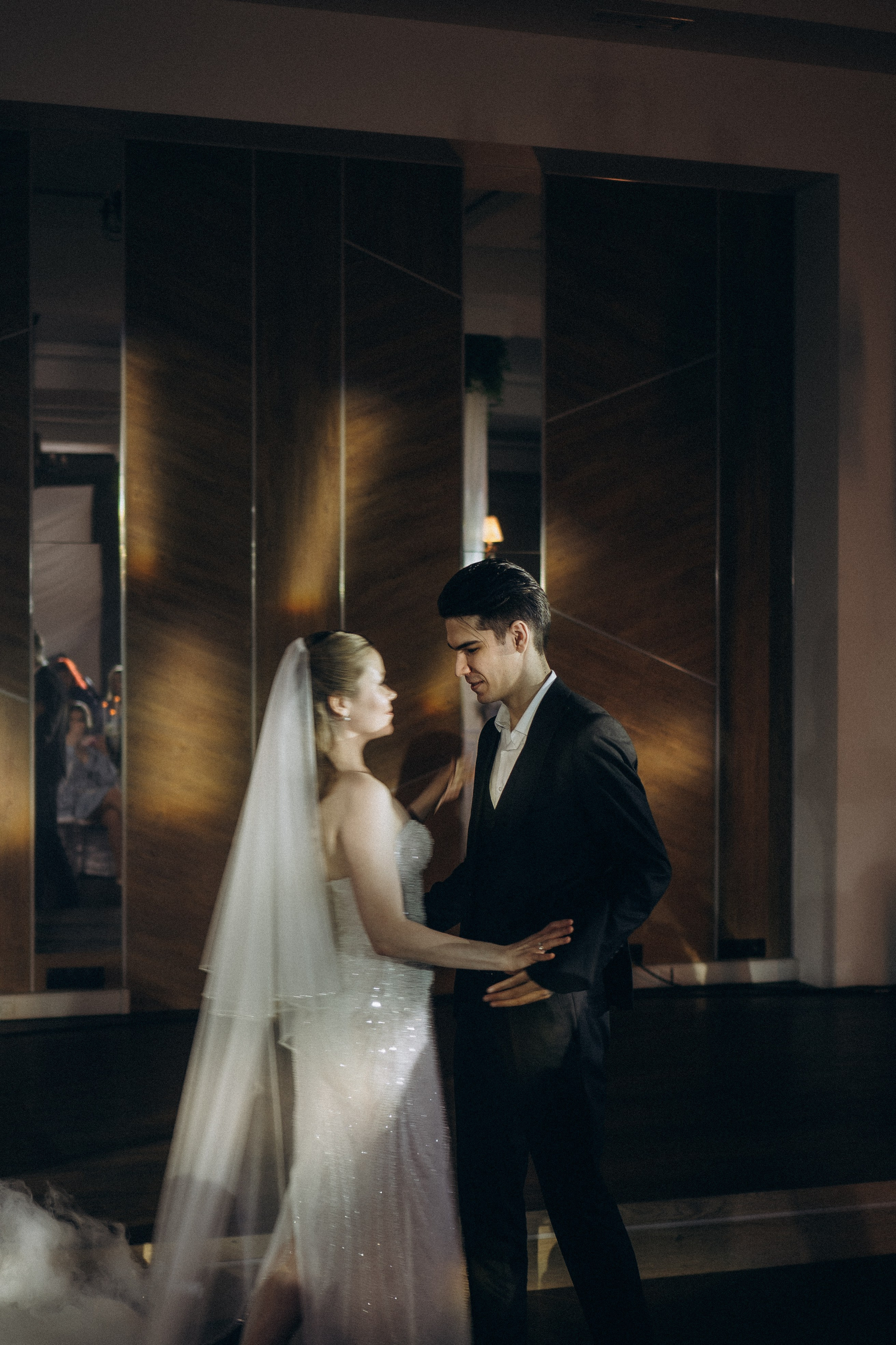 ПЕРВЫЙ ТАНЕЦ МОЛОДЫХ НА БАНКЕТЕ. ТРОГАТЕЛЬНЫЙ МОМЕНТ (СНЯТО В СИБИРЕ В НИЖНЕВАРТОВСКЕ). Профессиональный фотограф, Санкт-Петербург — Виктория Богомолова