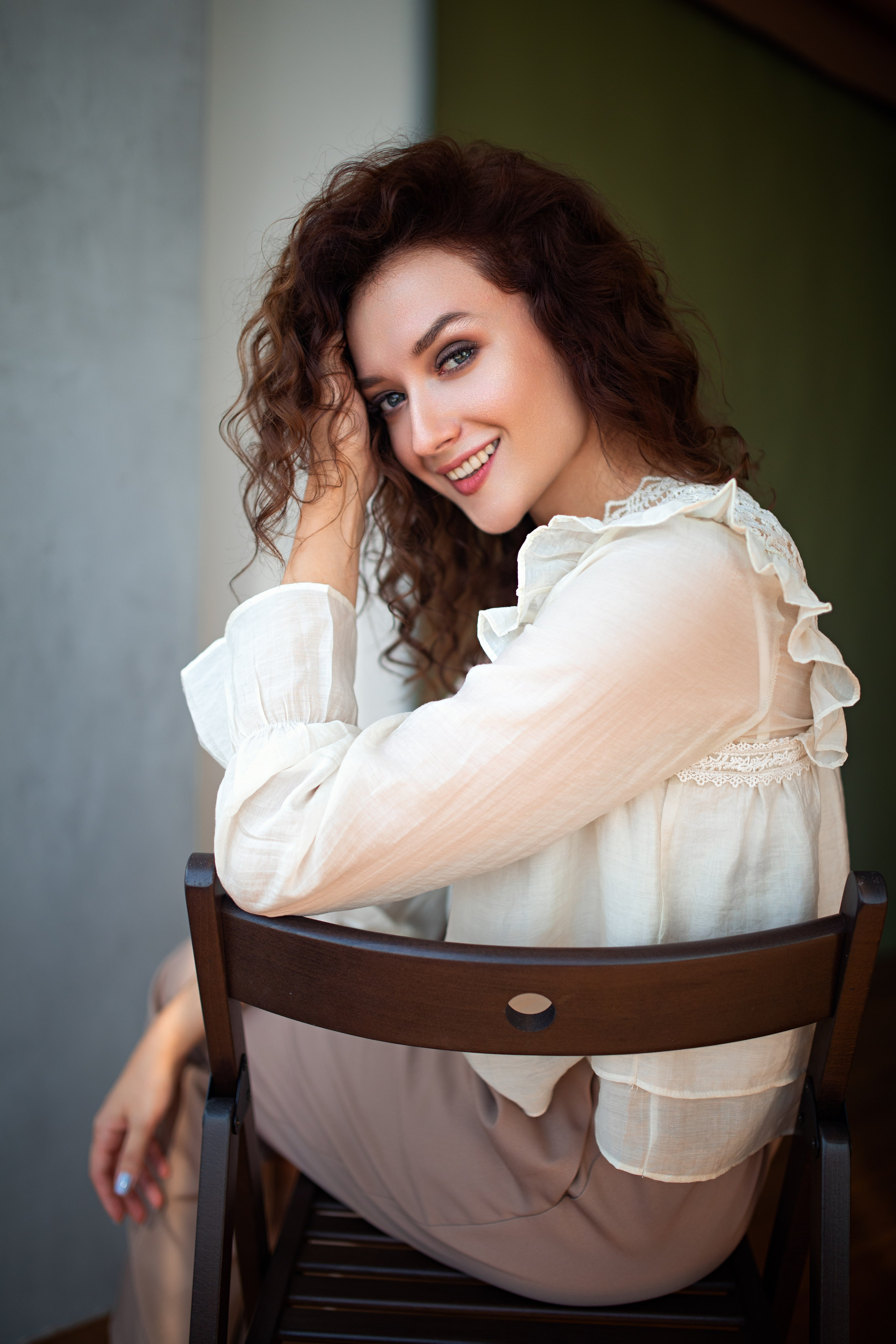 Фотосет с Анастасией в студии с минимальным интерьером в формате для «себя»