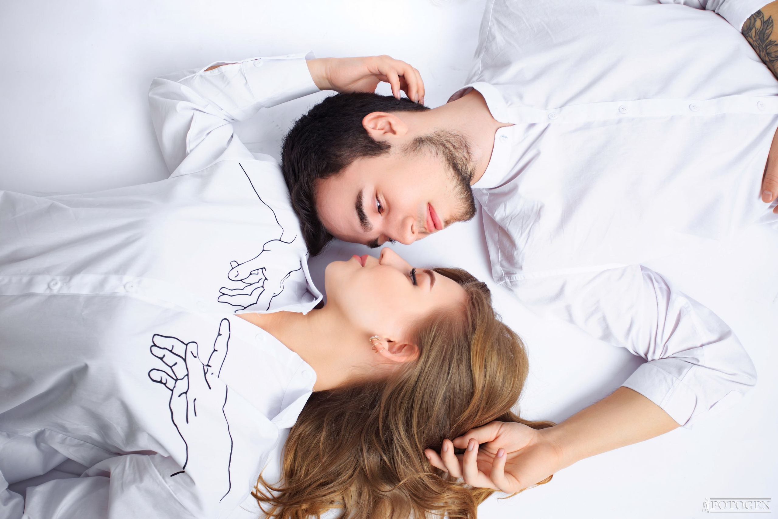 Love story с крыльями ангела - Невеста в белом с золотыми аксессуарами