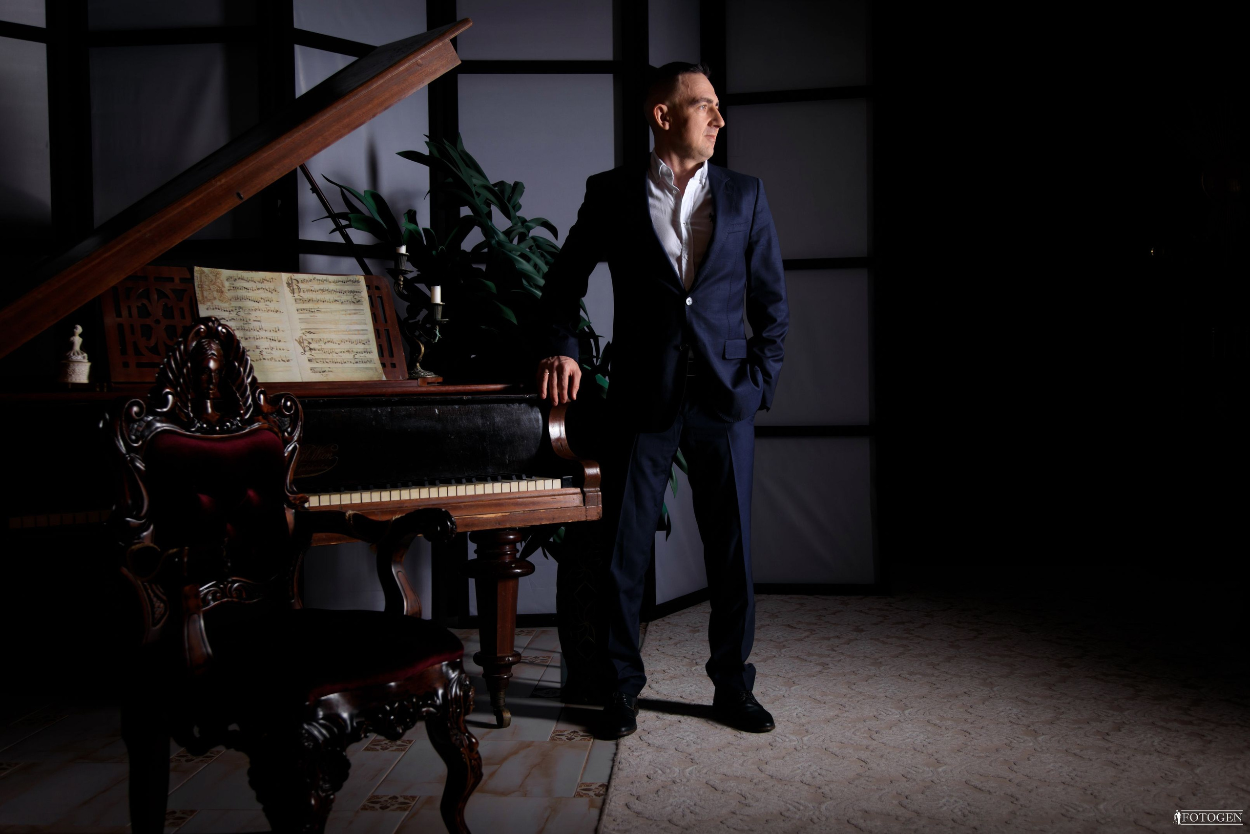 Профессиональная мужская фотосессия в Fotogen: Ваша история в кадре. Интерьерная фотостудия FOTOGEN г. Краснодар
