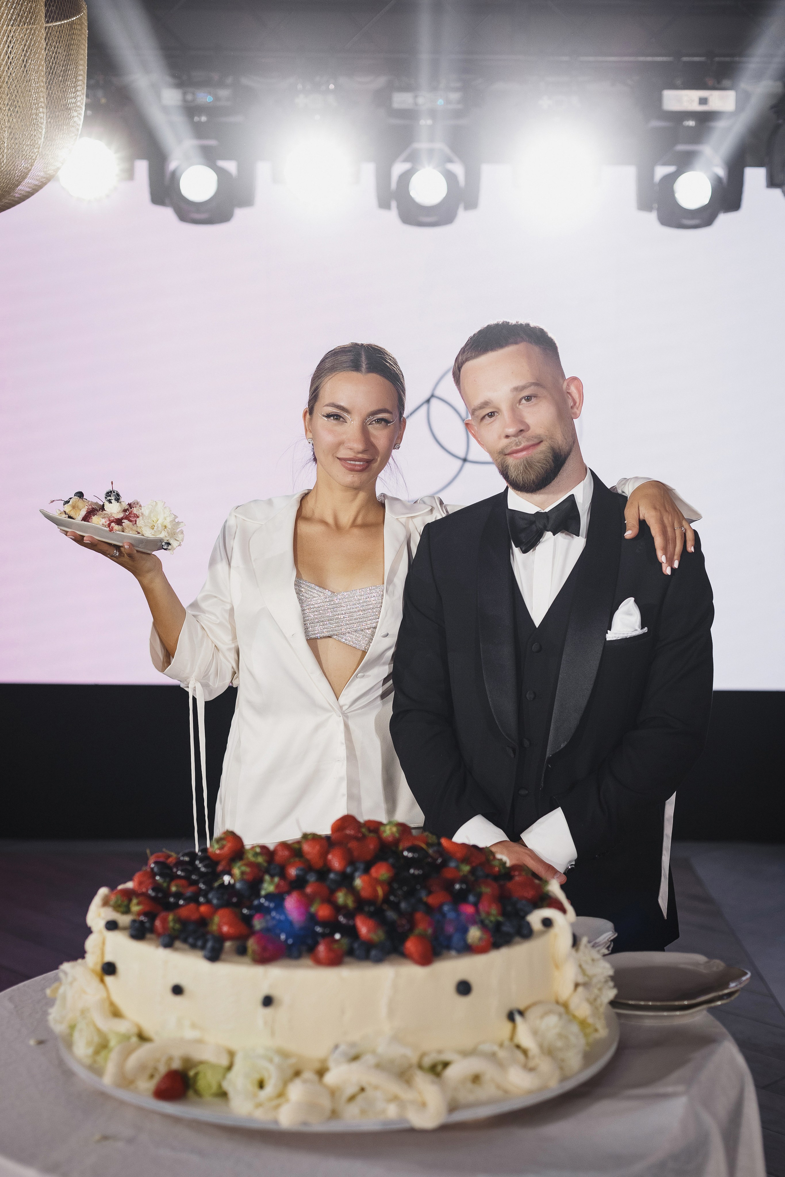 Свадебная пара у праздничного торта, невеста показывает кусочек, фотограф Антон Бакарюк, съёмка в Таганроге