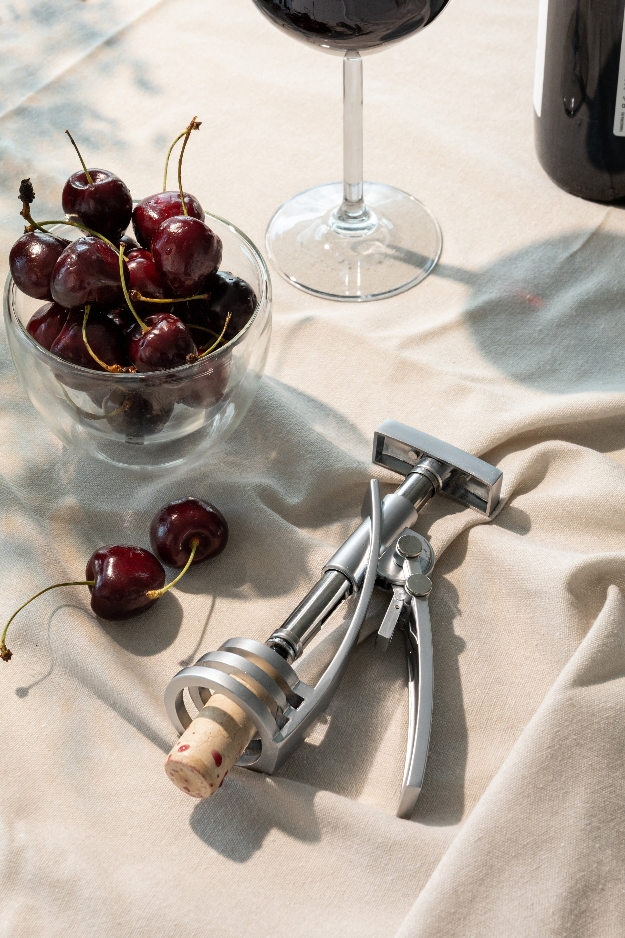 Элегантный акцент для винной карты. Постановочная фотосъемка штопора на заказ.