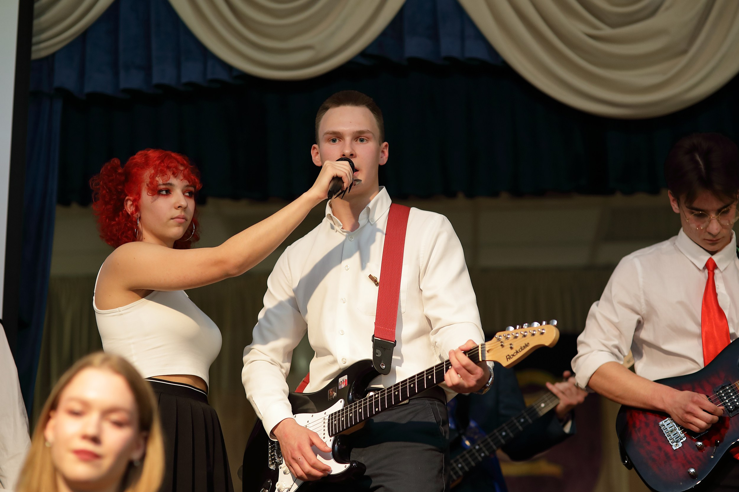 Последний звонок (актовый зал). Свадебный и семейный фотограф и видеограф в Екатеринбурге Полянские Тимур и Анастасия