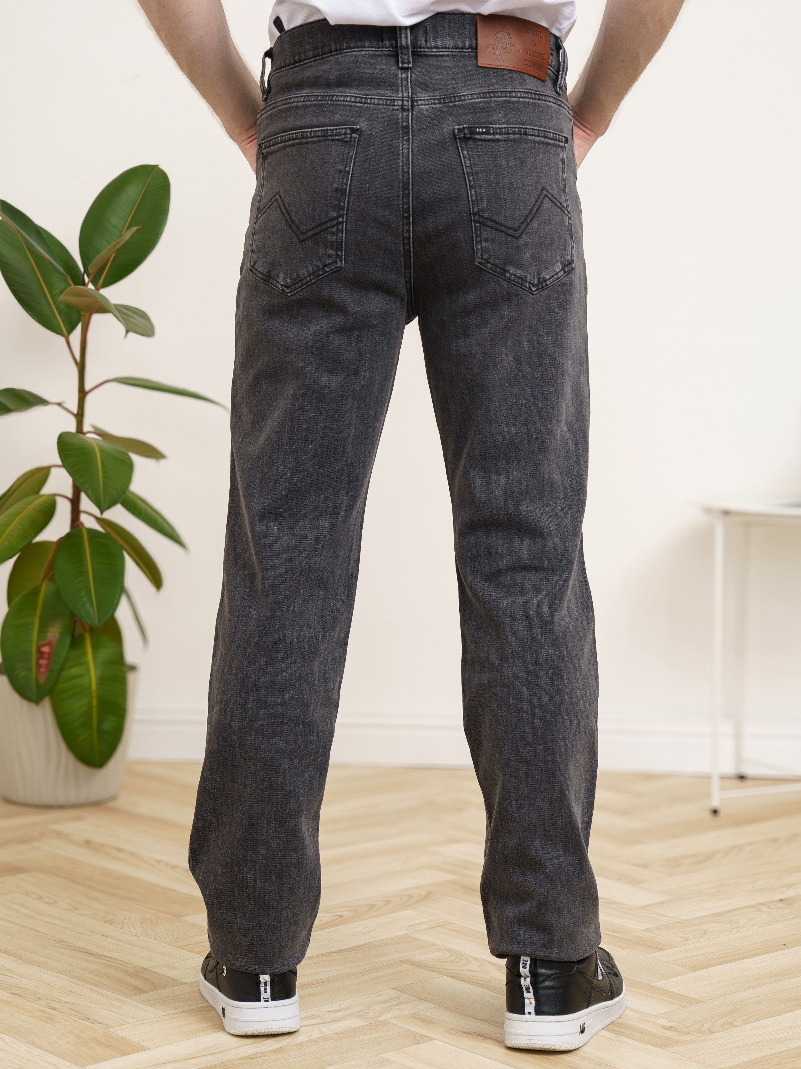 Джинсы, модель Алексей. KED Production — продакшн из СПб. Создаём фото, видео и контент, который помогает брендам и селлерам продавать больше