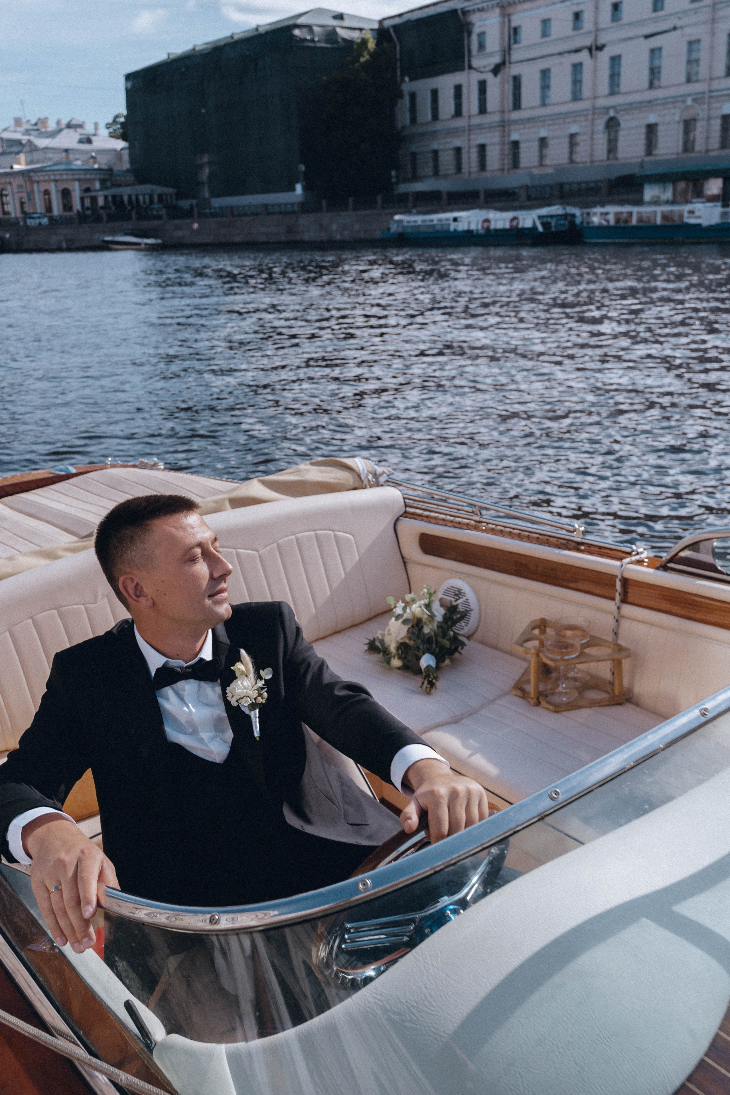 СВАДЕНБНАЯ СЬЕМКА НА КАТЕРЕ ПО КАНАЛАМ САНКТ-ПЕТЕРБУРГА И В АКВАТОРИИ НЕВЫ. Профессиональный фотограф, Санкт-Петербург — Виктория Богомолова