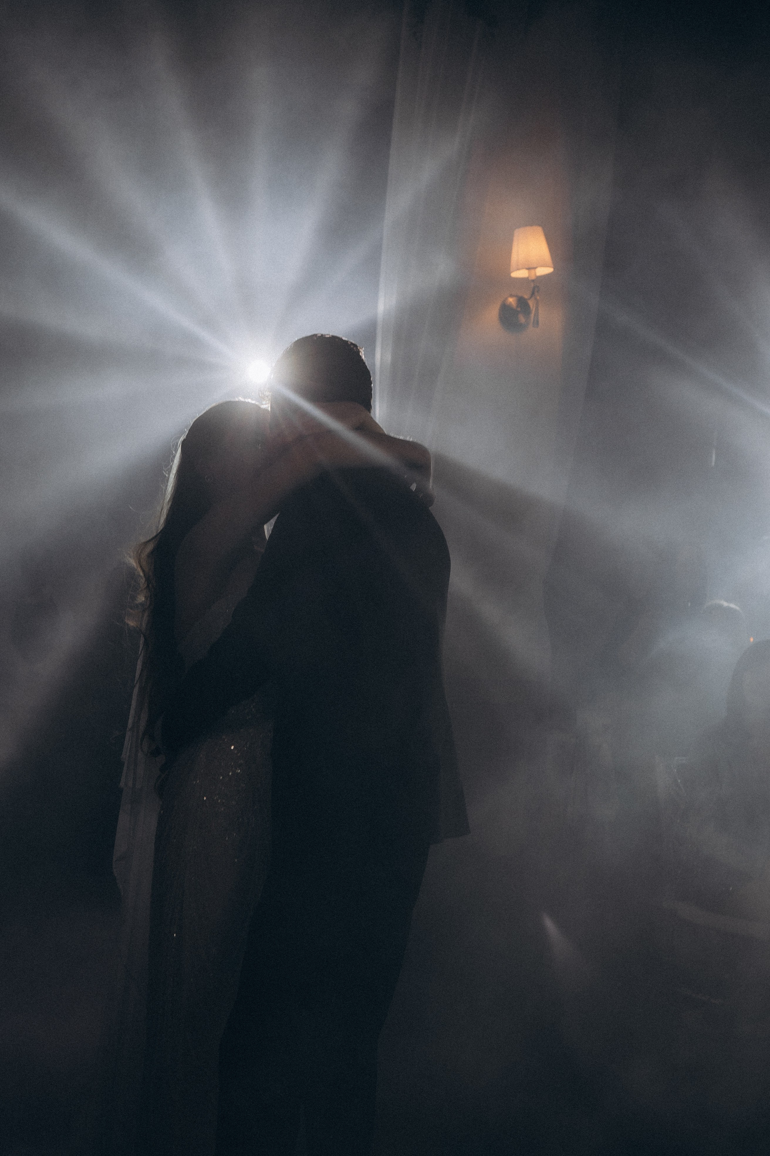 ПЕРВЫЙ ТАНЕЦ МОЛОДЫХ НА БАНКЕТЕ. ТРОГАТЕЛЬНЫЙ МОМЕНТ (СНЯТО В СИБИРЕ В НИЖНЕВАРТОВСКЕ). Профессиональный фотограф, Санкт-Петербург — Виктория Богомолова