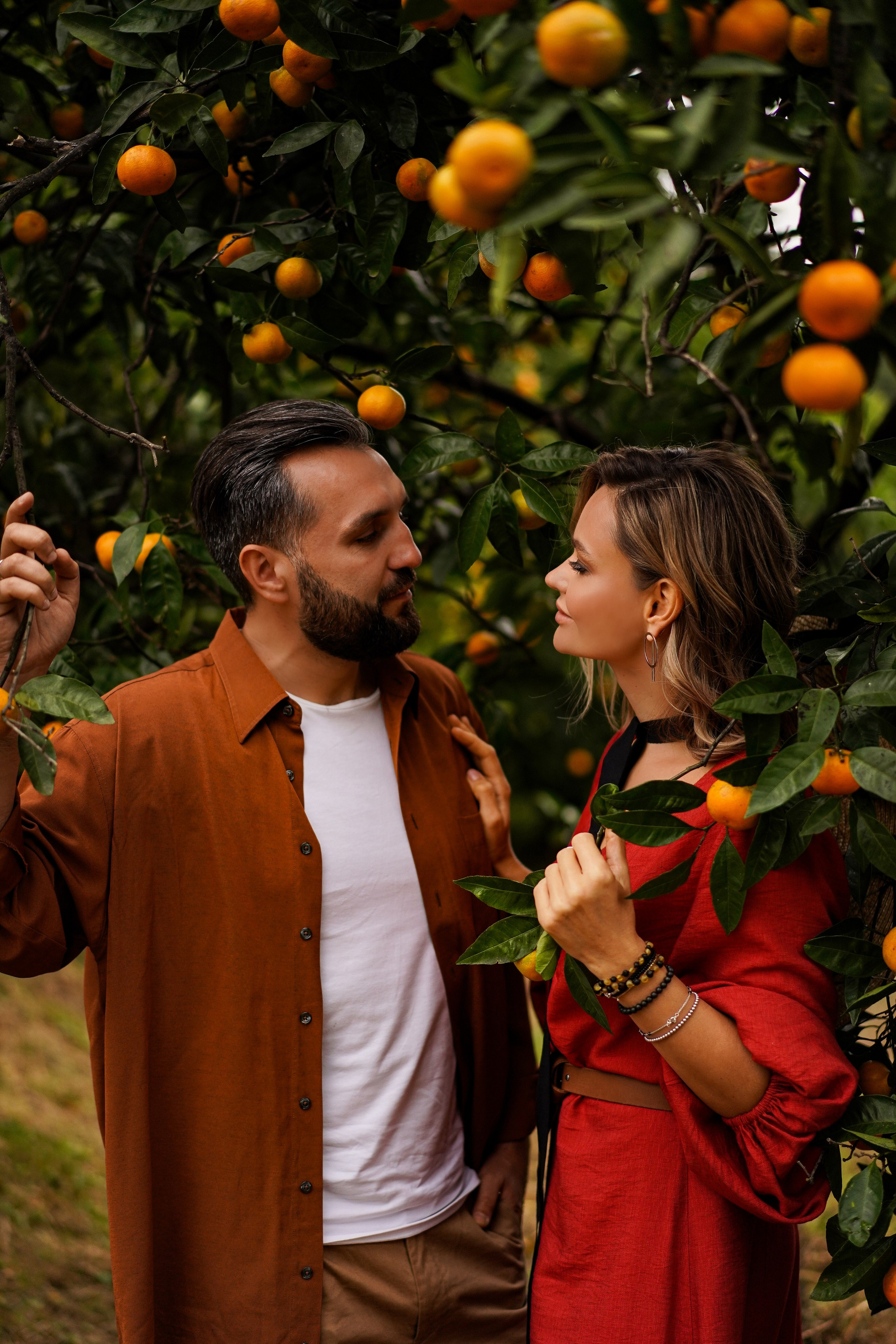 Lovestory на плантации с мандаринами в Абхазии. Фотограф Москва и Видеограф Москва